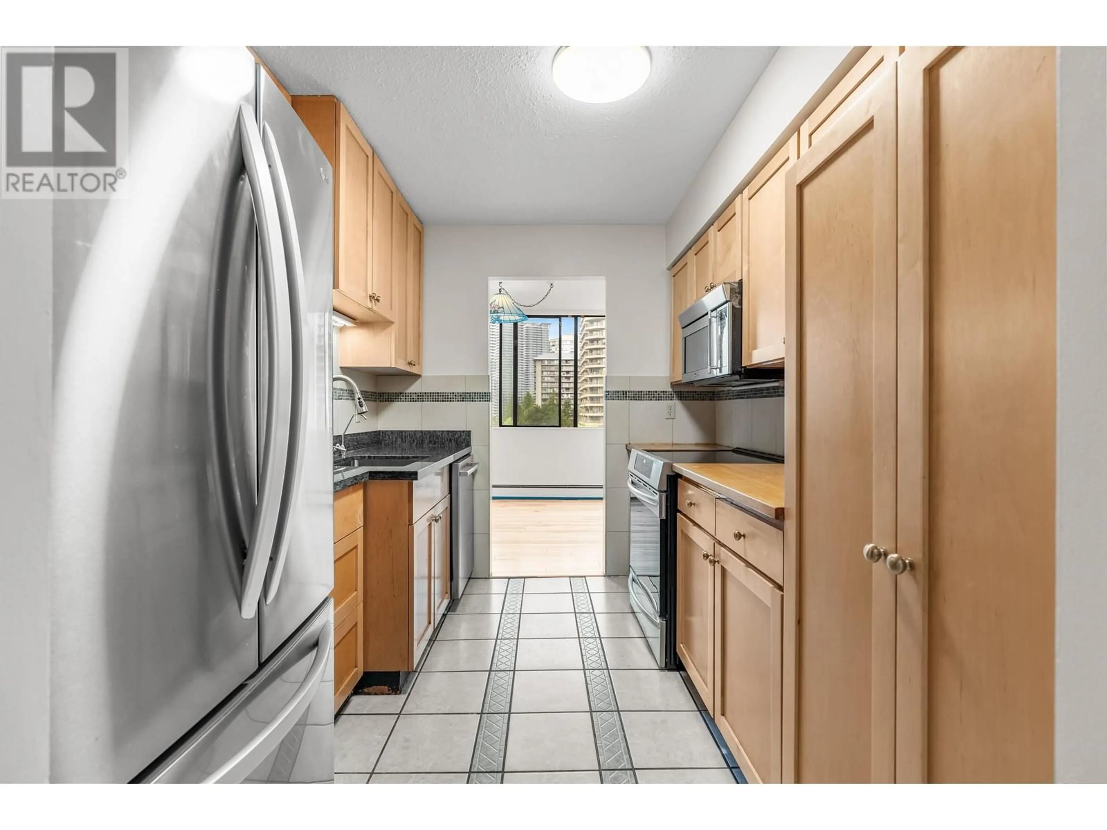 Standard kitchen, ceramic/tile floor for 1106 - 2060 BELLWOOD AVENUE, Burnaby British Columbia V5B4V2