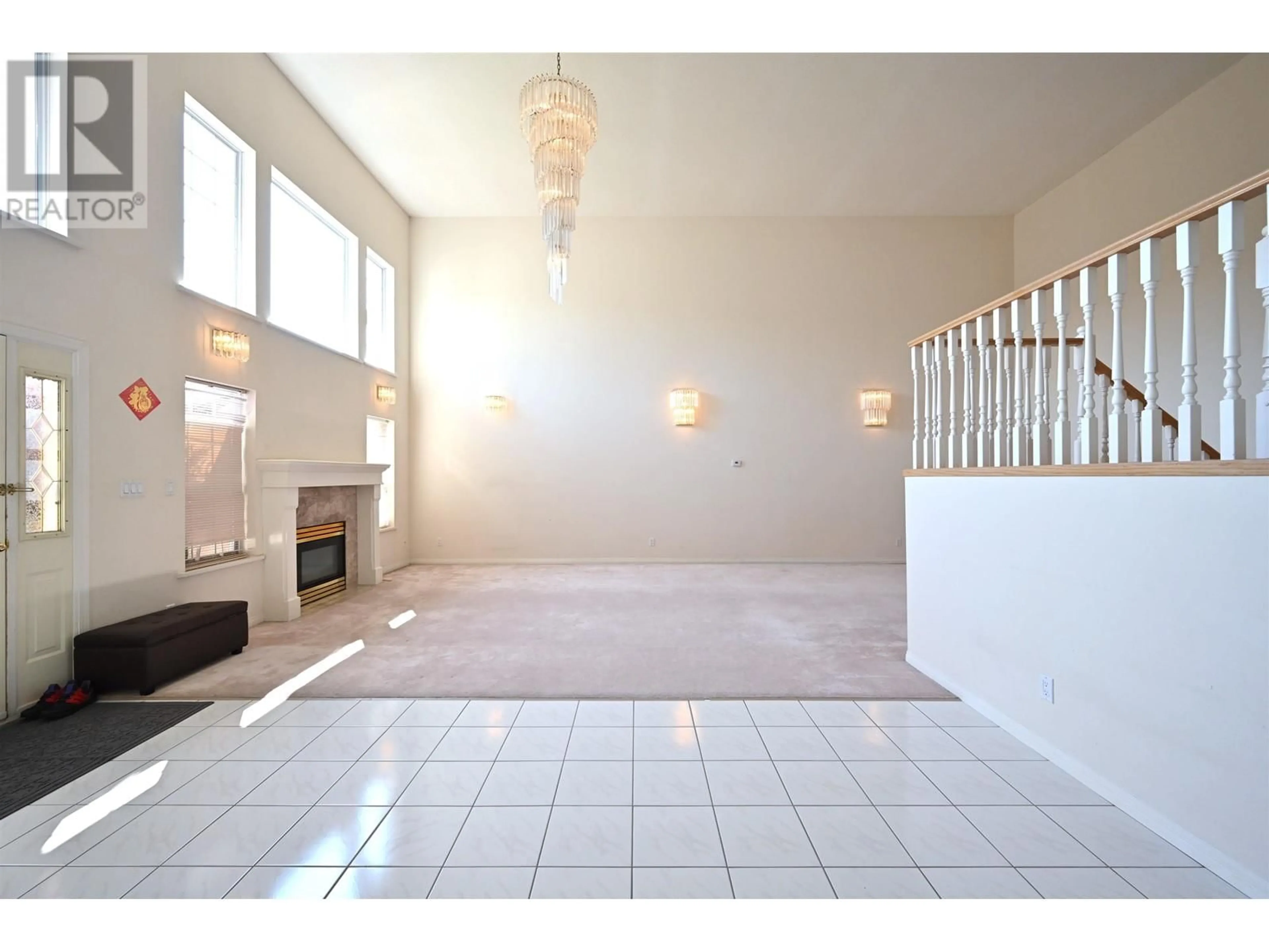 Indoor foyer for 5031 BLUNDELL ROAD, Richmond British Columbia V7C1H3