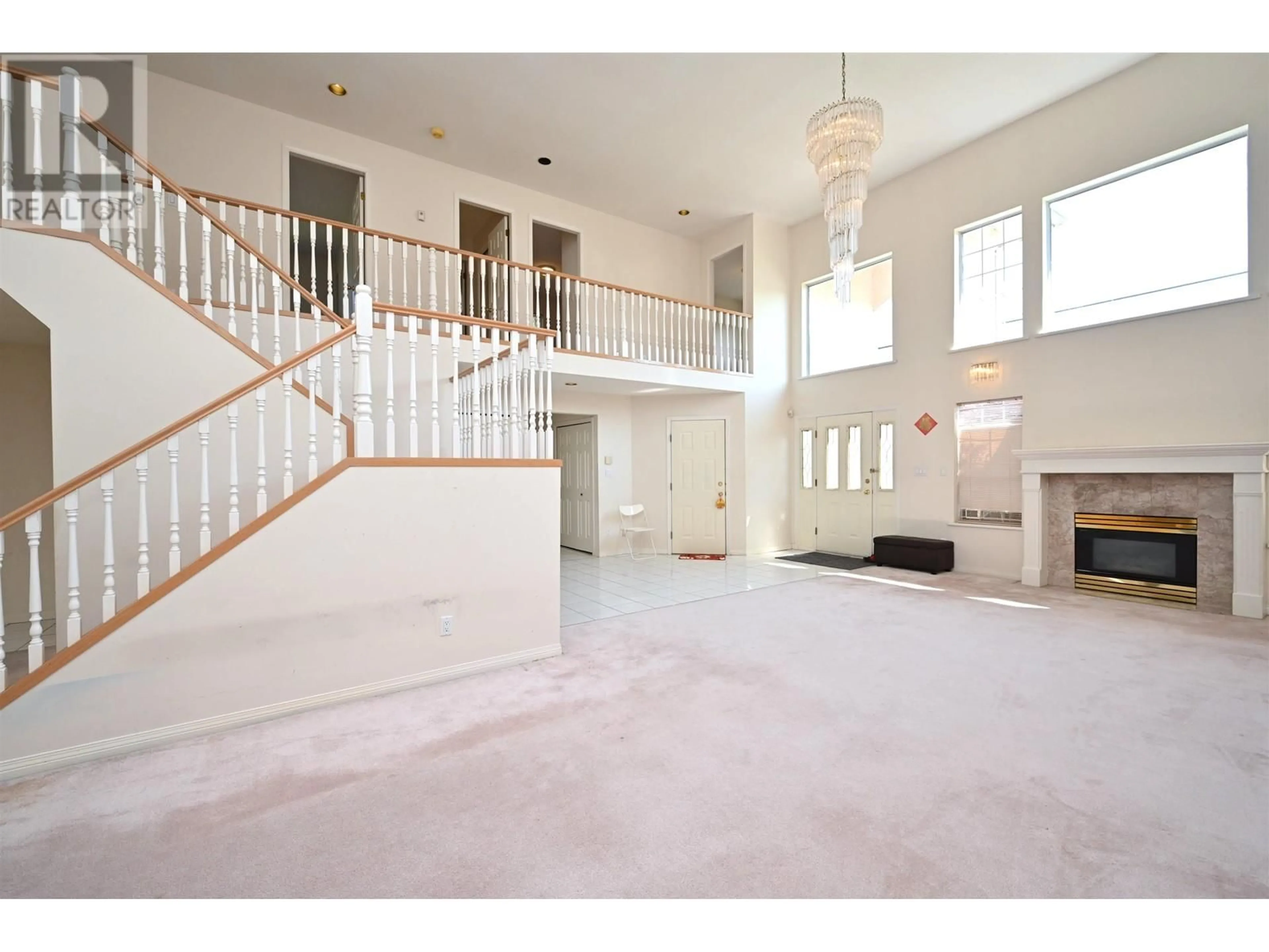 Indoor foyer for 5031 BLUNDELL ROAD, Richmond British Columbia V7C1H3