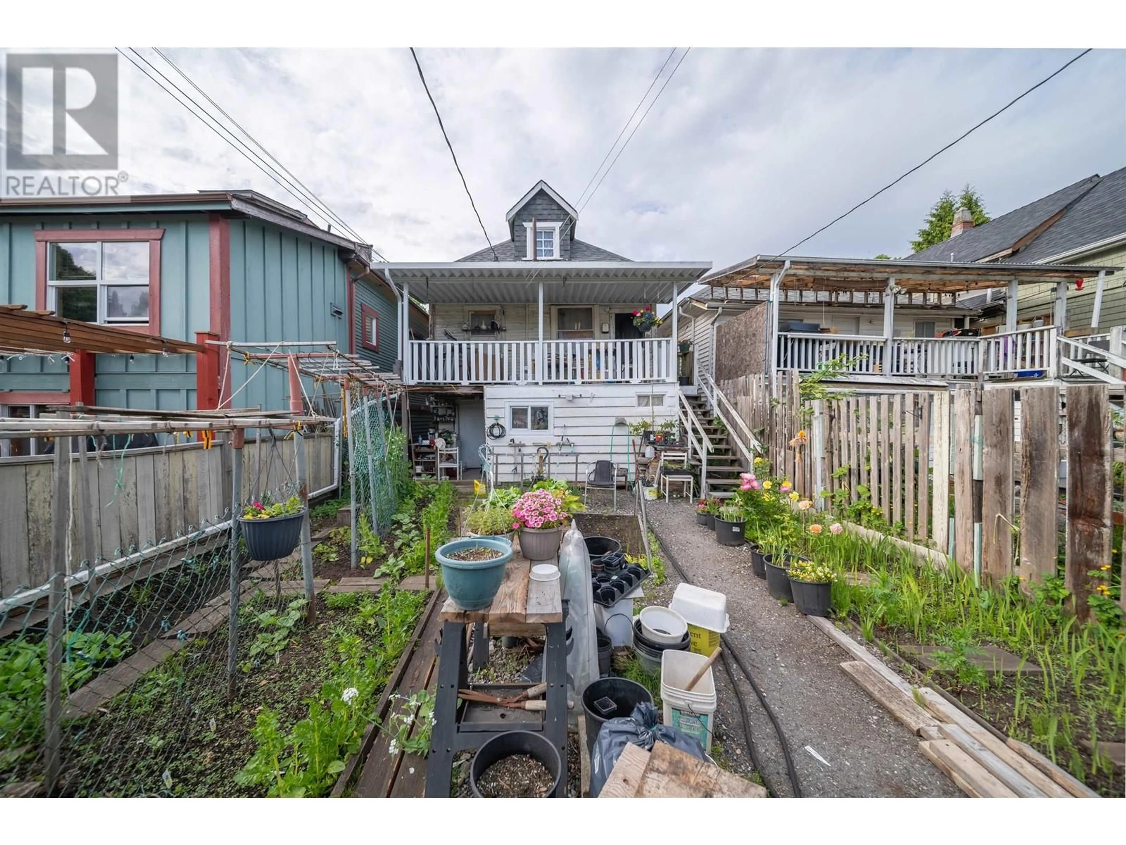 A pic from outside/outdoor area/front of a property/back of a property/a pic from drone, street for 436 17TH AVENUE, Vancouver British Columbia V5V1B1