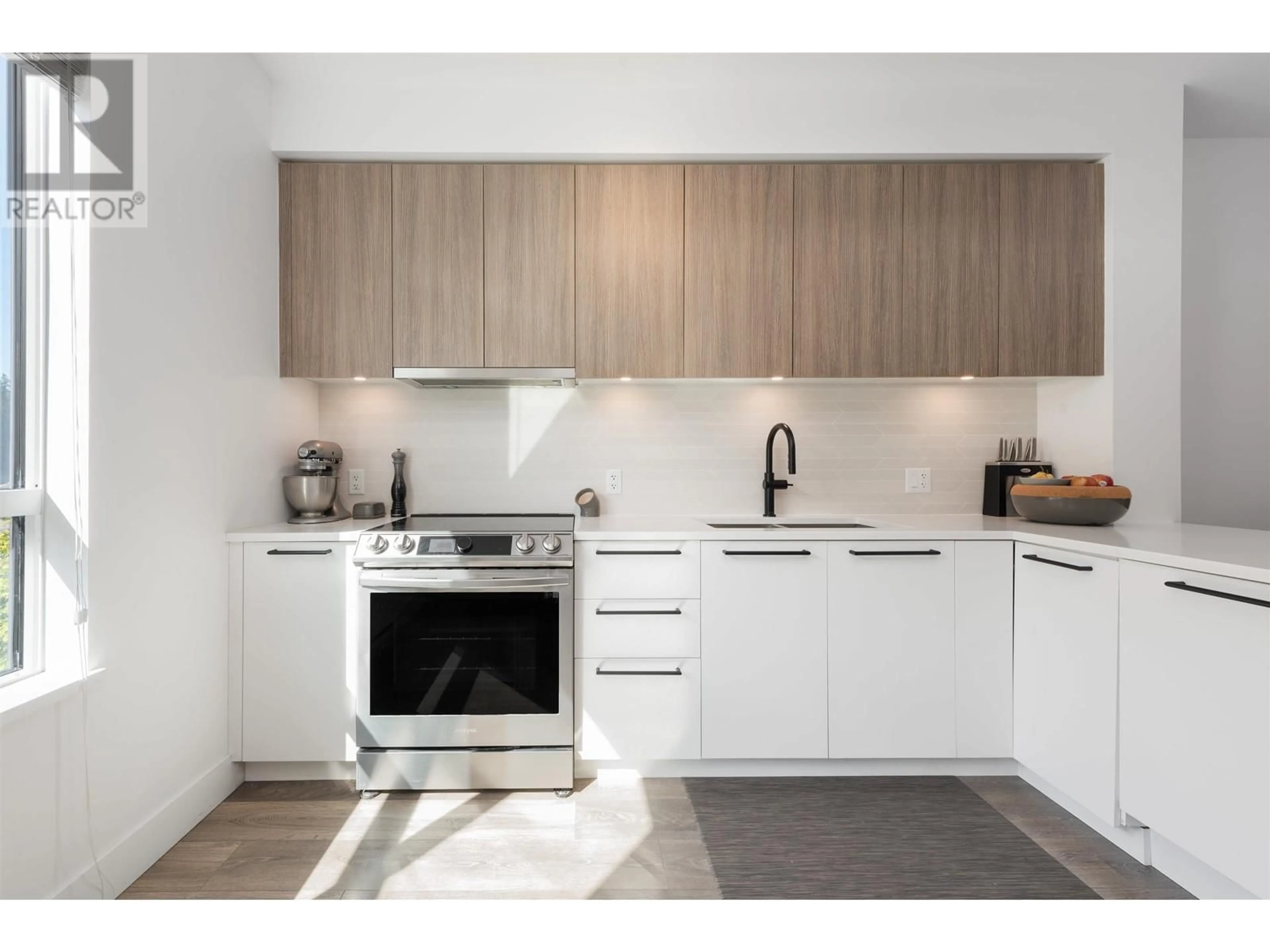 Contemporary kitchen, wood/laminate floor for 1324 HALYARD PLACE, Squamish British Columbia V8B2A1