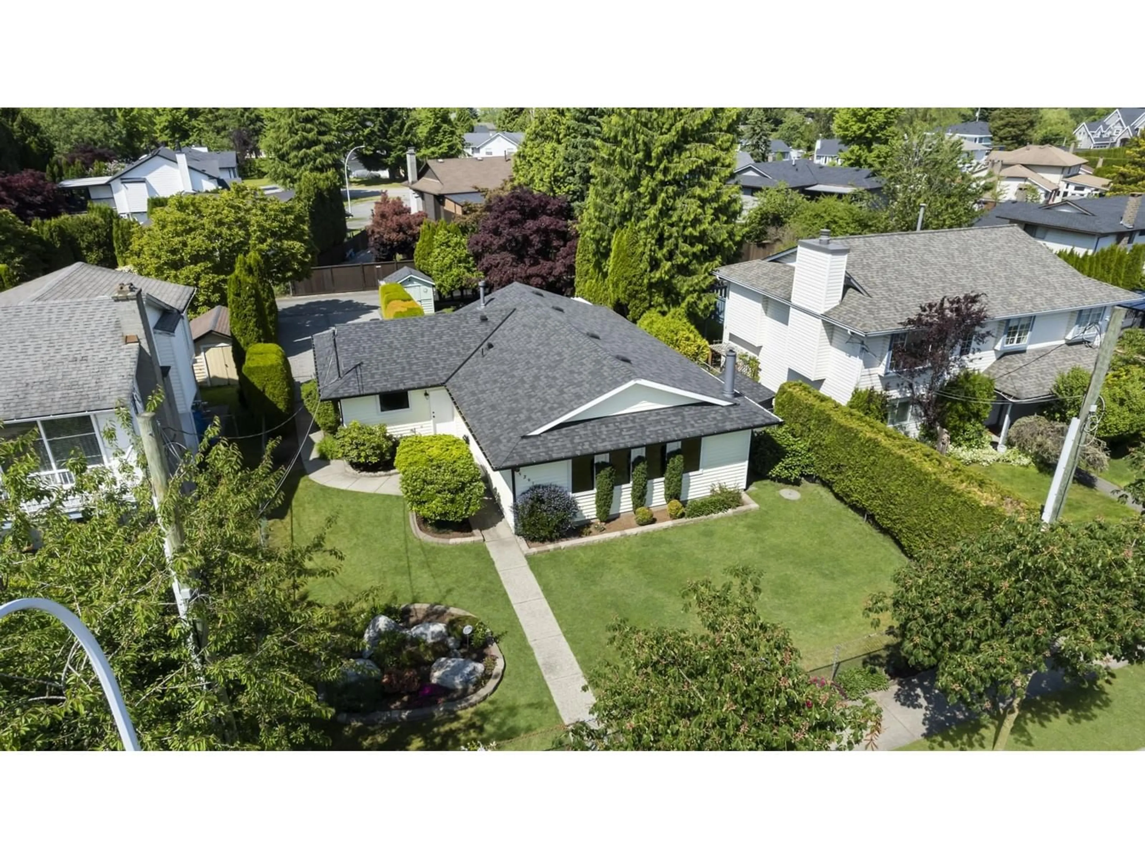 A pic from outside/outdoor area/front of a property/back of a property/a pic from drone, street for 15261 96, Surrey British Columbia V3R8R7