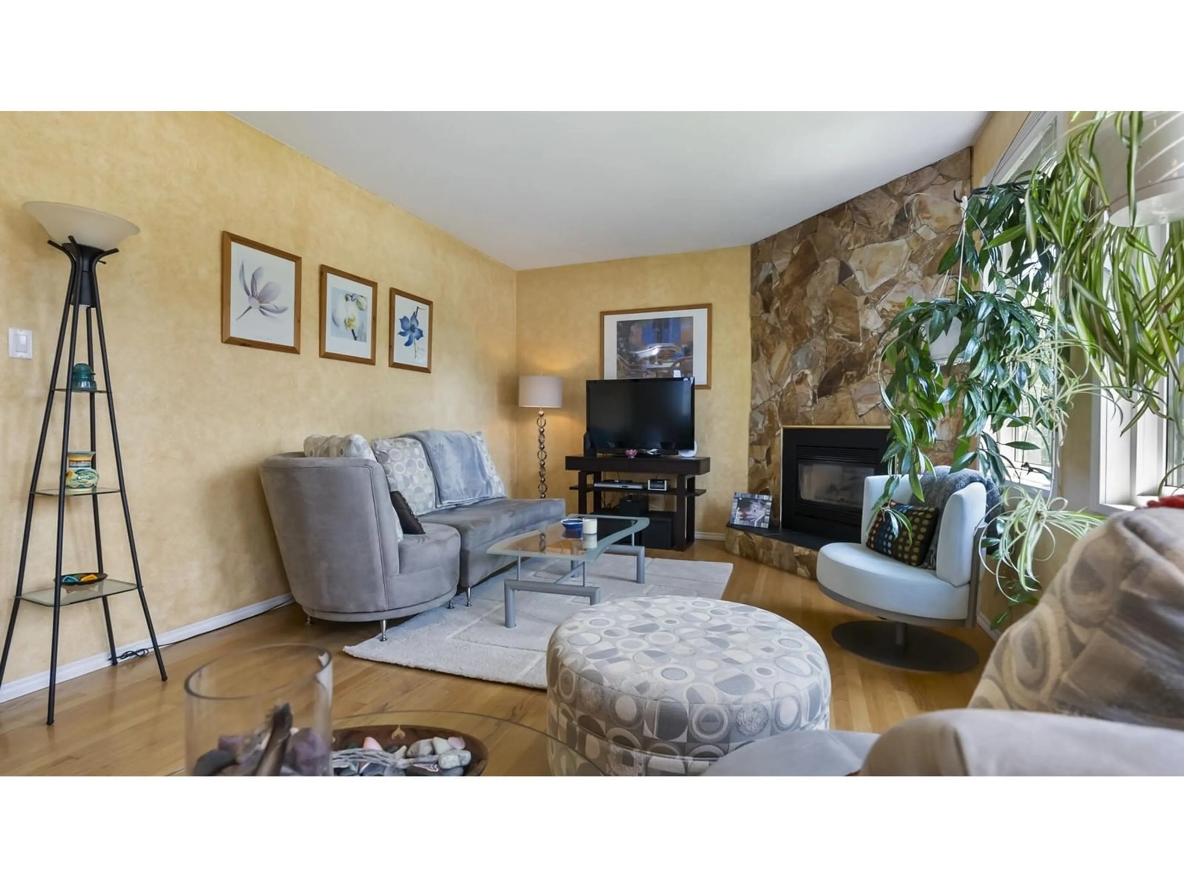 Living room with furniture, unknown for 15261 96, Surrey British Columbia V3R8R7