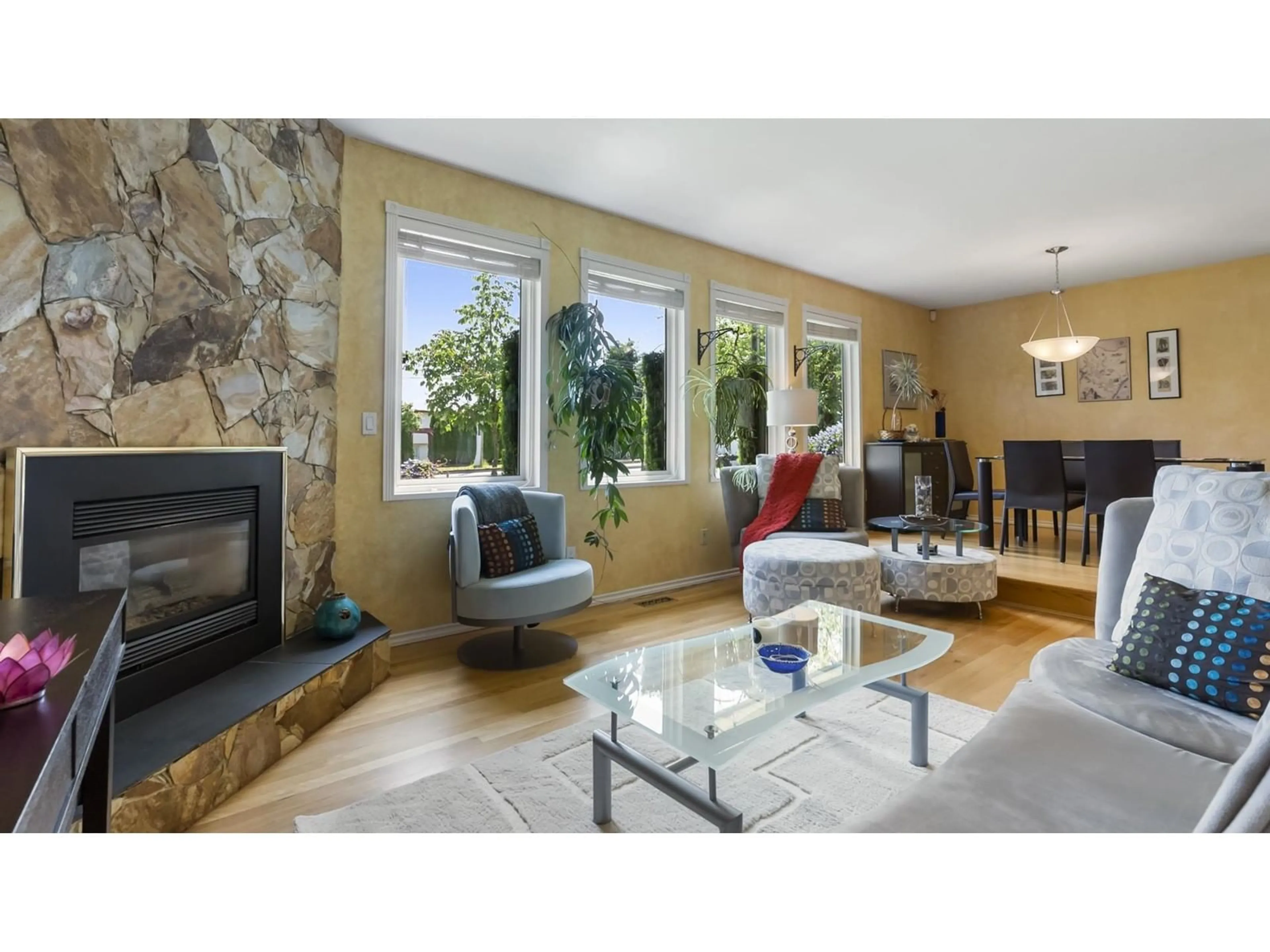 Living room with furniture, unknown for 15261 96, Surrey British Columbia V3R8R7