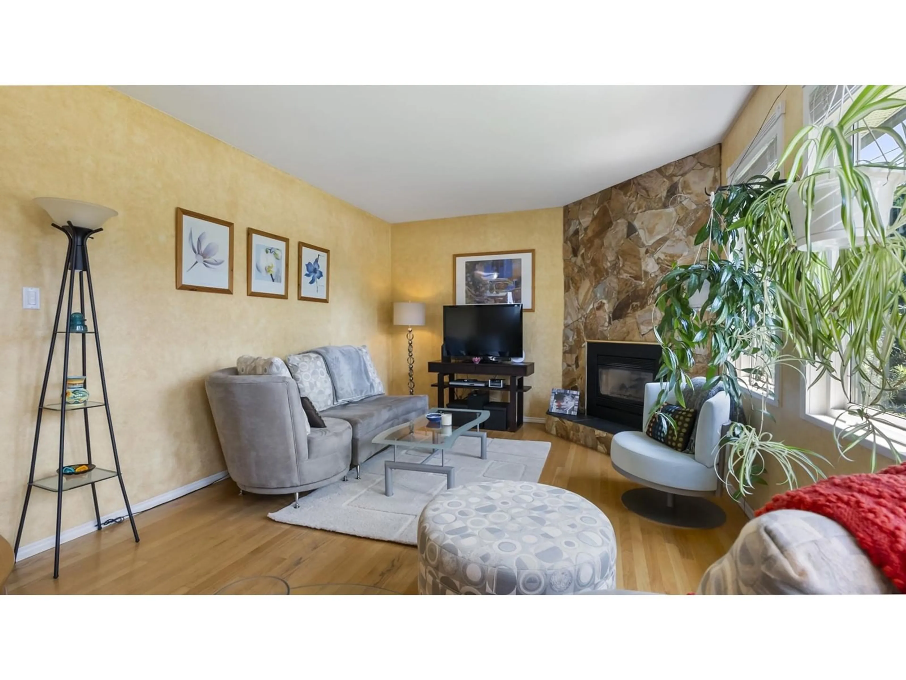 Living room with furniture, unknown for 15261 96, Surrey British Columbia V3R8R7