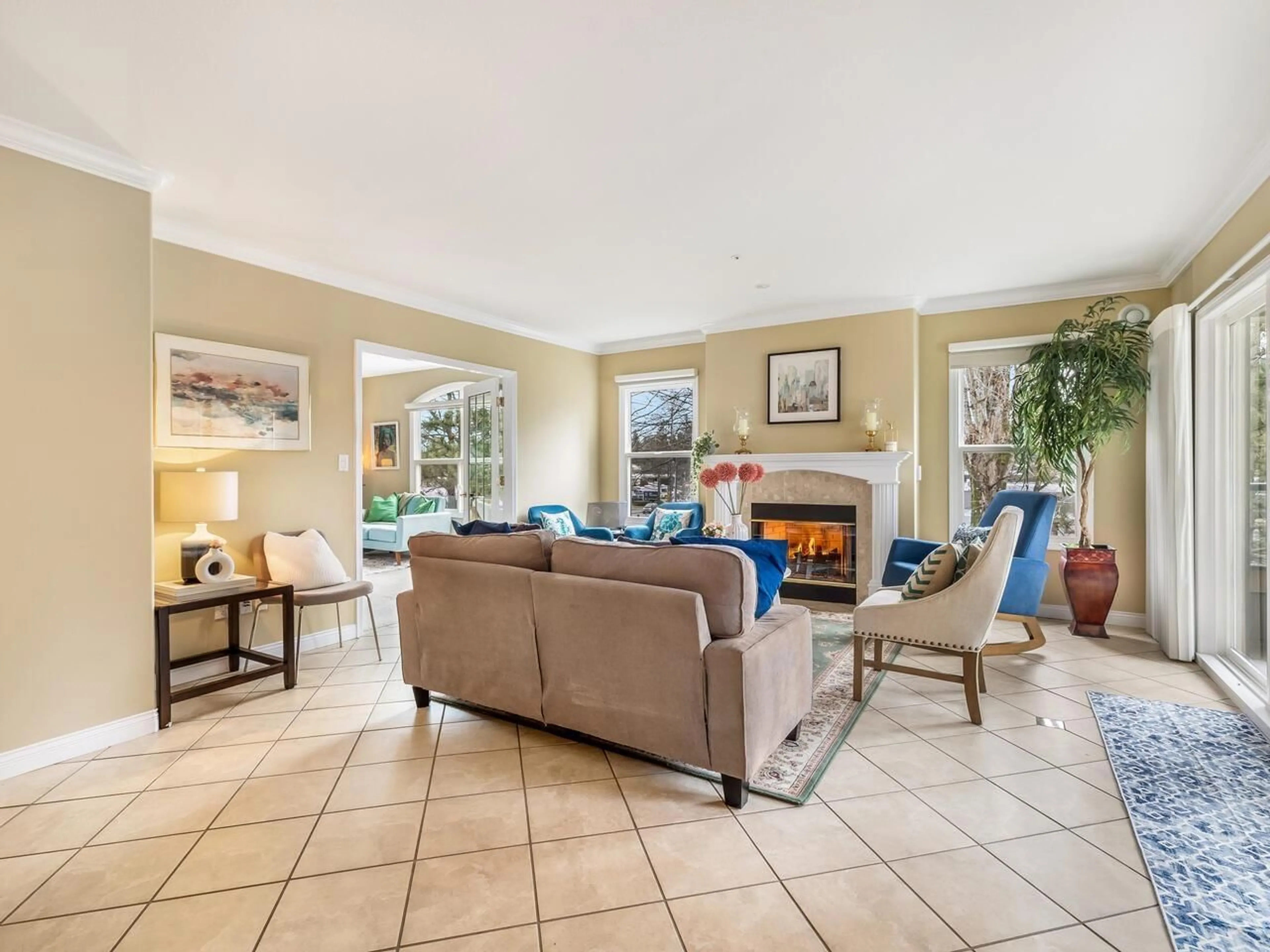 Living room with furniture, ceramic/tile floor for 501 - 1725 128, Surrey British Columbia V4A3V2