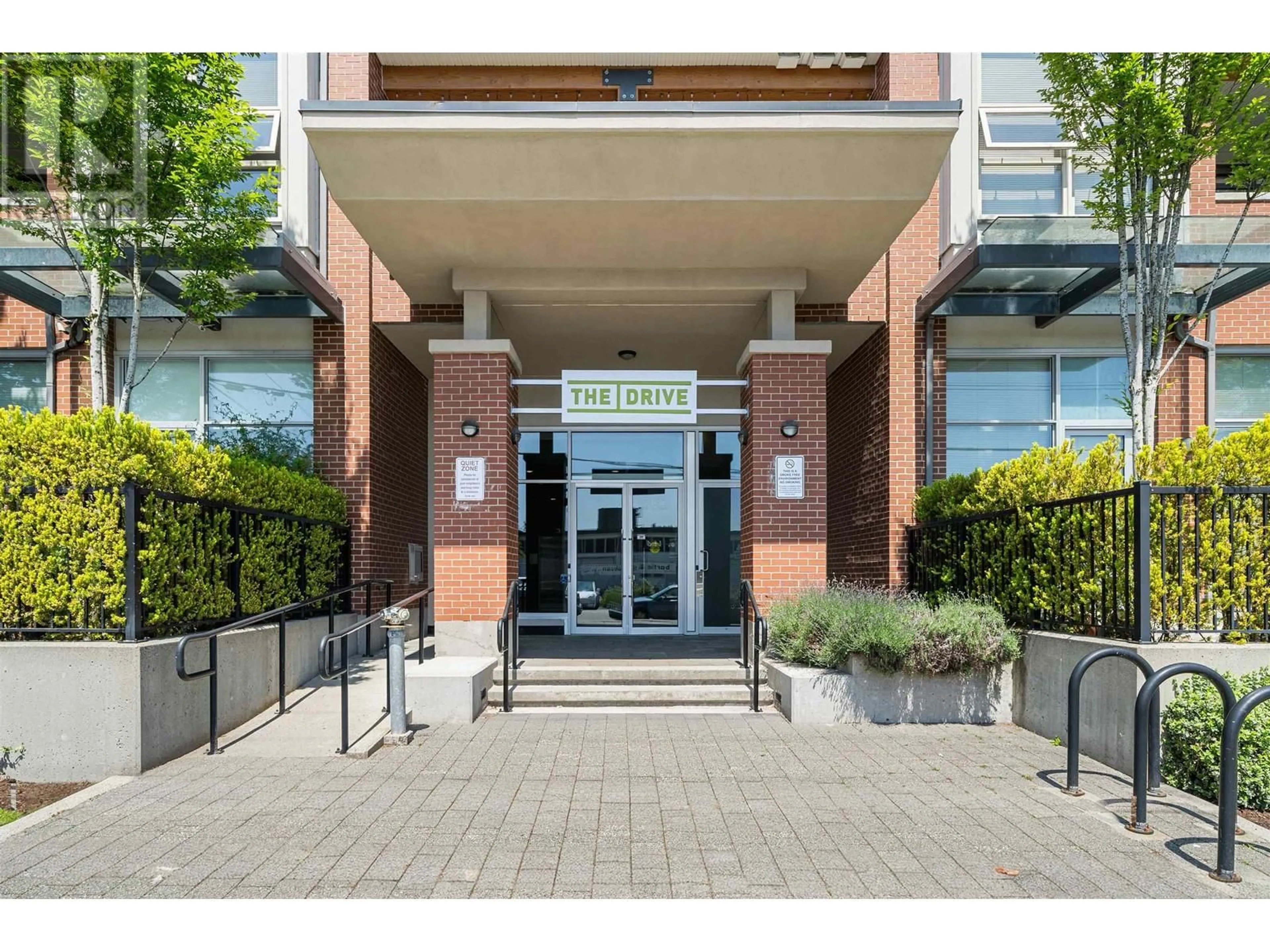 Indoor foyer for 402 - 1182 16TH STREET, North Vancouver British Columbia V7P0B3