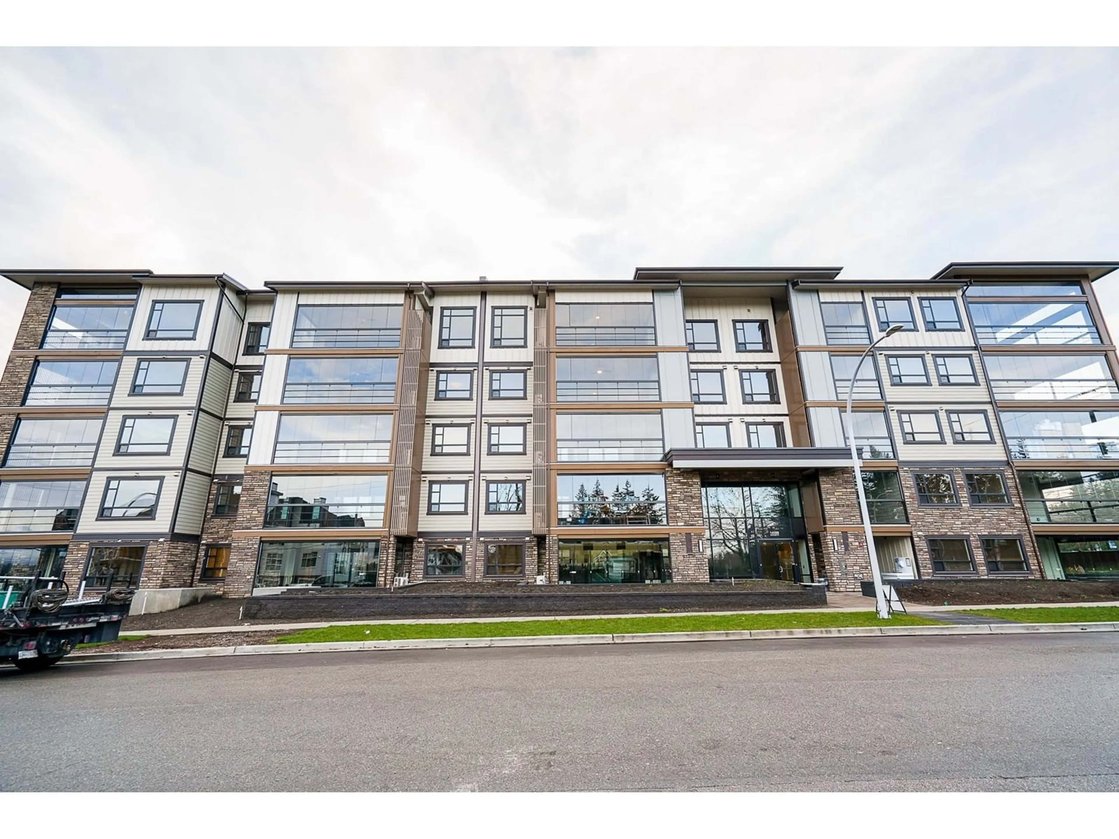 Indoor foyer for 409 - 14588 MCDOUGALL, Surrey British Columbia V4P0H1