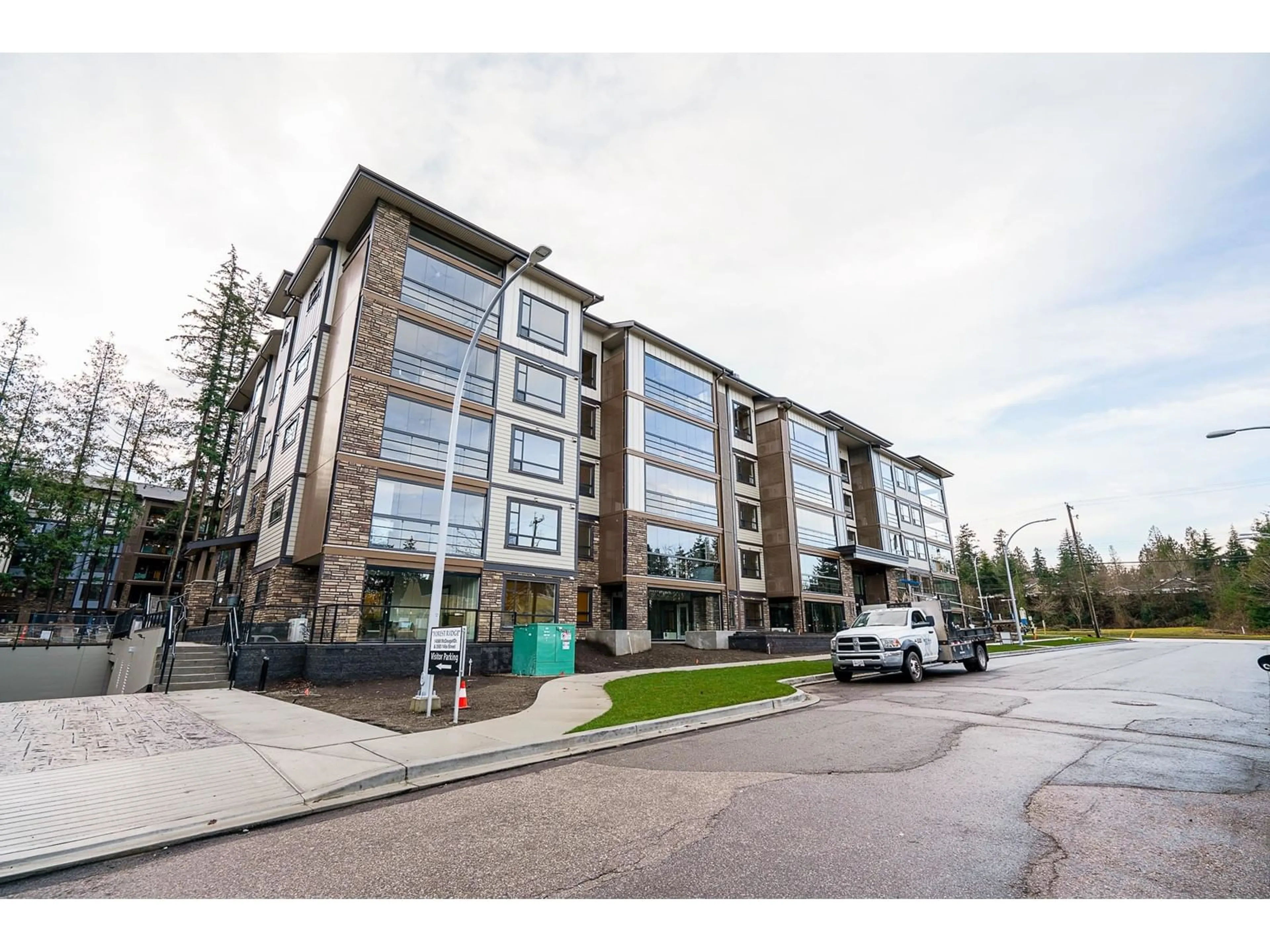 A pic from outside/outdoor area/front of a property/back of a property/a pic from drone, street for 409 - 14588 MCDOUGALL, Surrey British Columbia V4P0H1