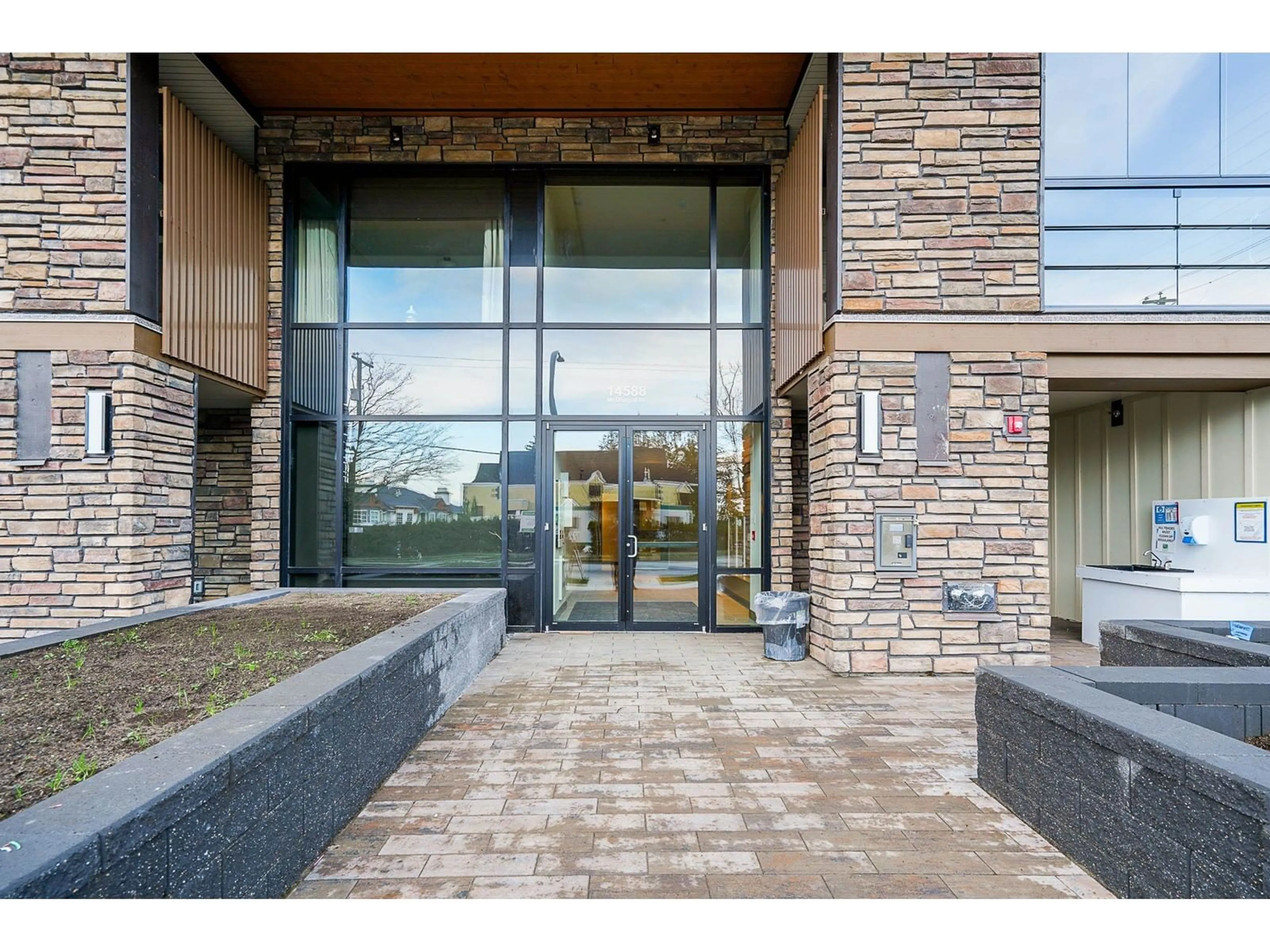 Indoor foyer for 409 - 14588 MCDOUGALL, Surrey British Columbia V4P0H1