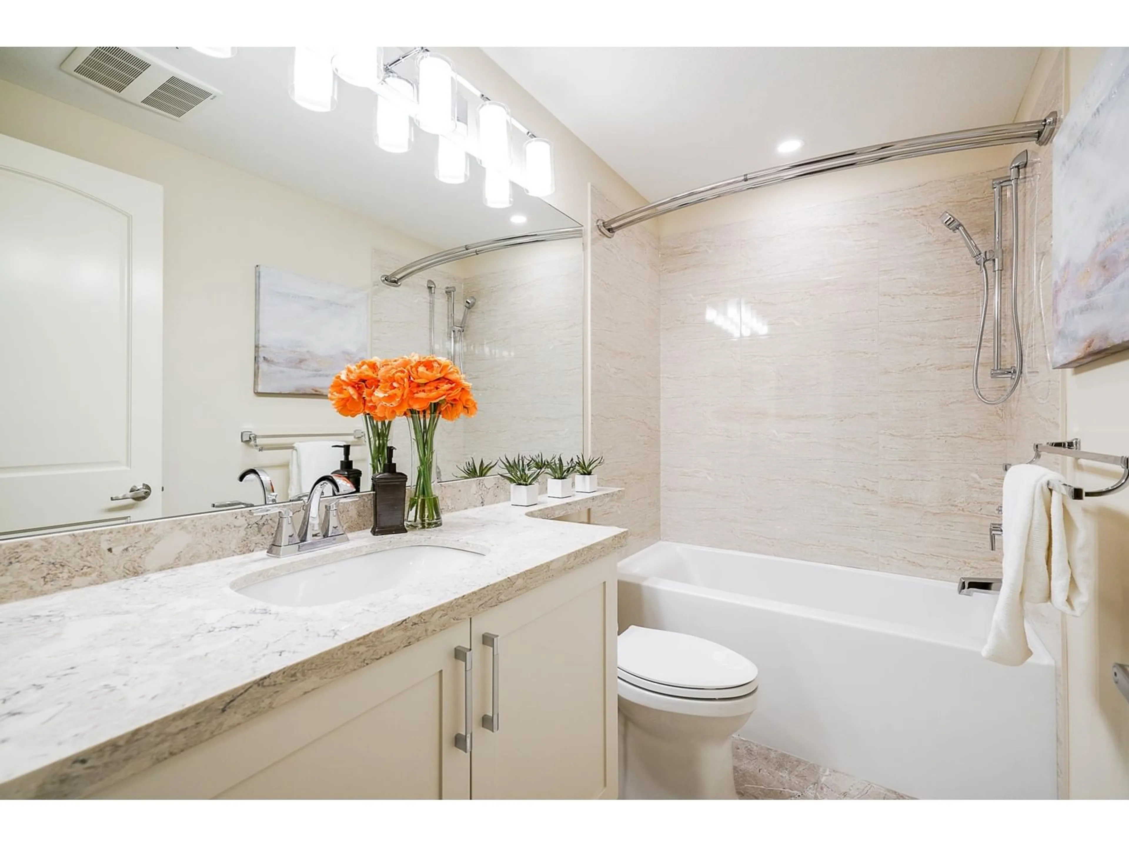 Standard bathroom, ceramic/tile floor for 409 - 14588 MCDOUGALL, Surrey British Columbia V4P0H1