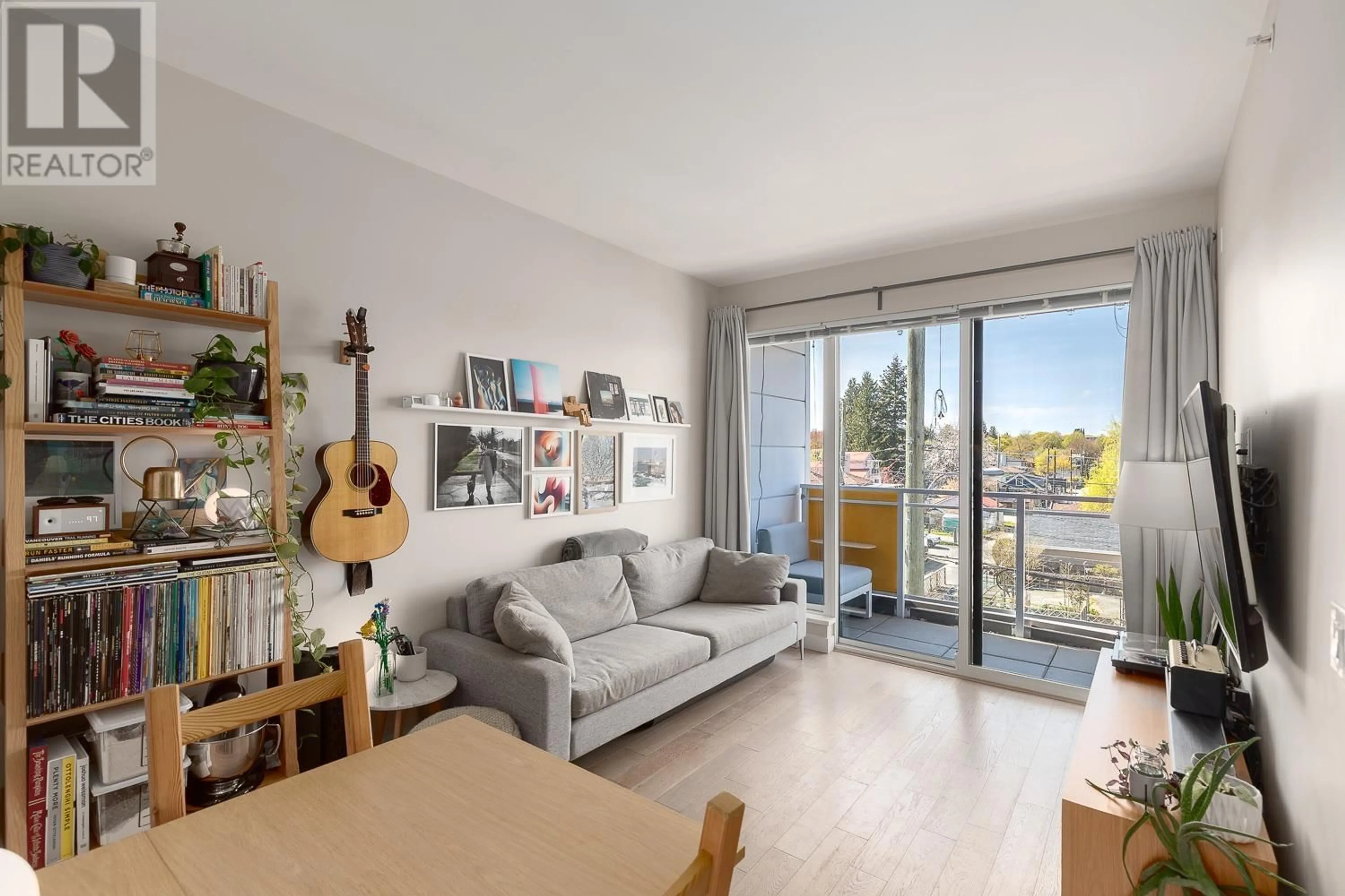Living room with furniture, wood/laminate floor for 311 - 688 19TH AVENUE, Vancouver British Columbia V5V1K2
