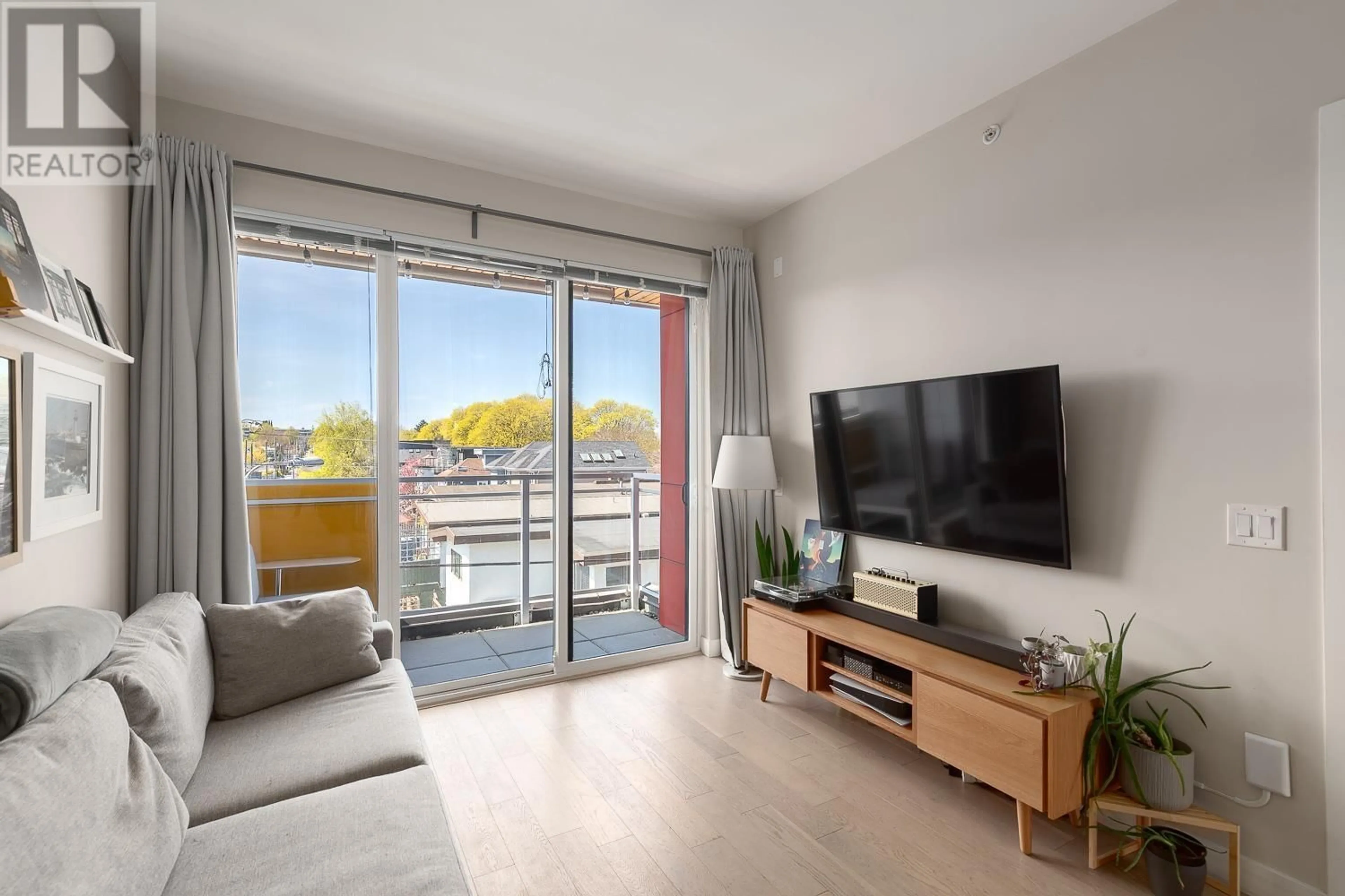 Living room with furniture, unknown for 311 - 688 19TH AVENUE, Vancouver British Columbia V5V1K2