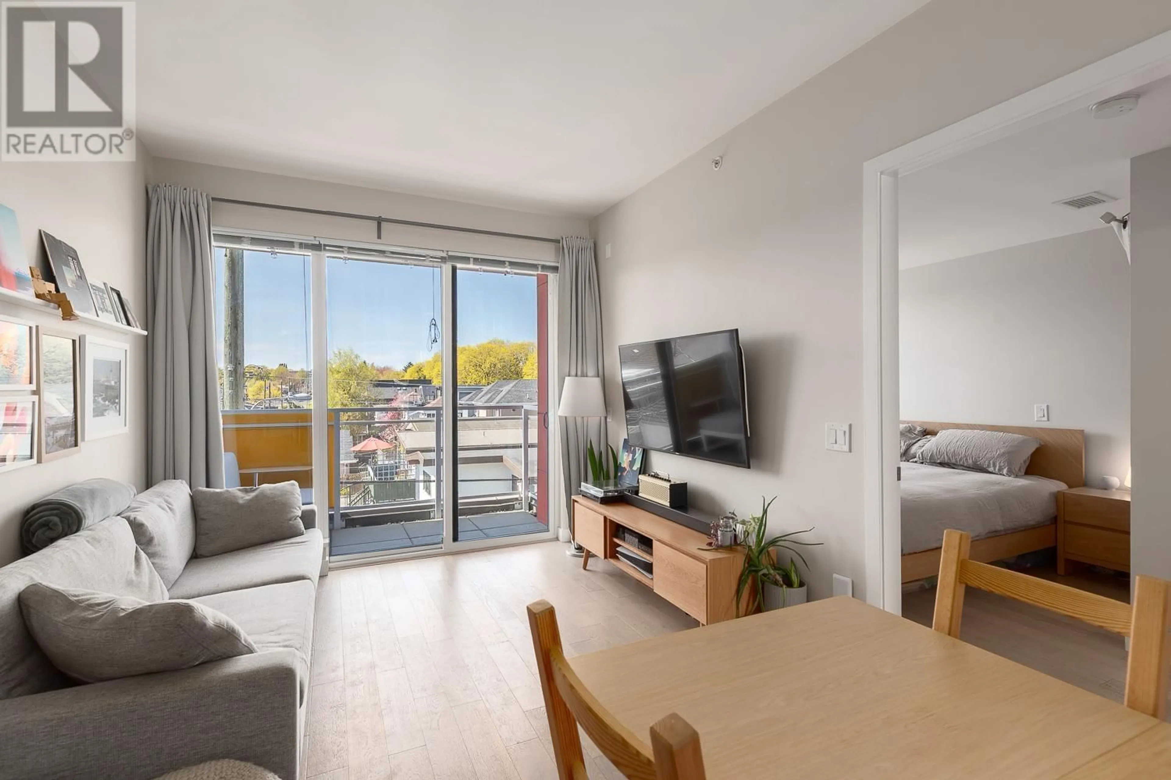 Living room with furniture, wood/laminate floor for 311 - 688 19TH AVENUE, Vancouver British Columbia V5V1K2