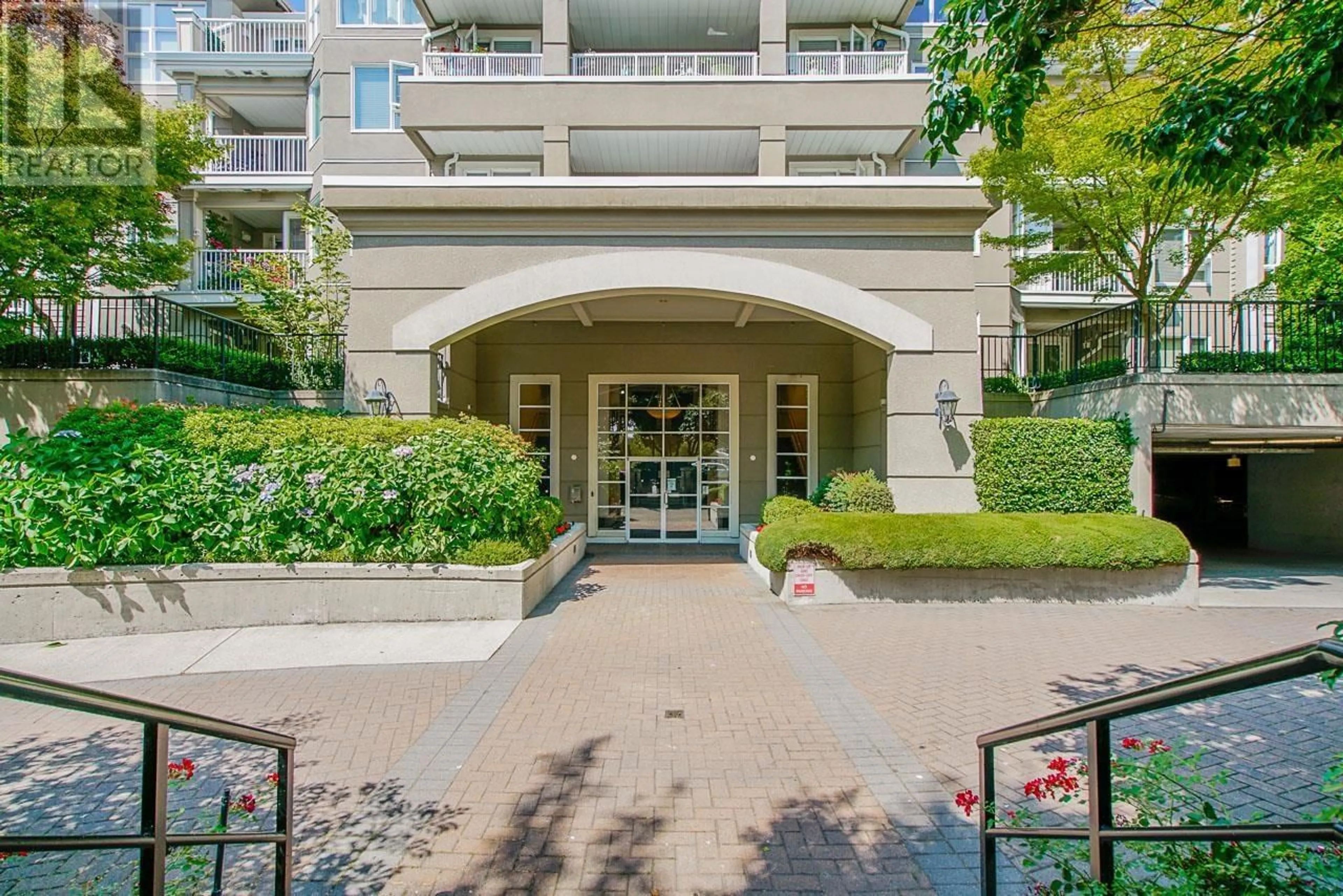 Indoor foyer for 108 - 5888 DOVER CRESCENT, Richmond British Columbia V7C5R9