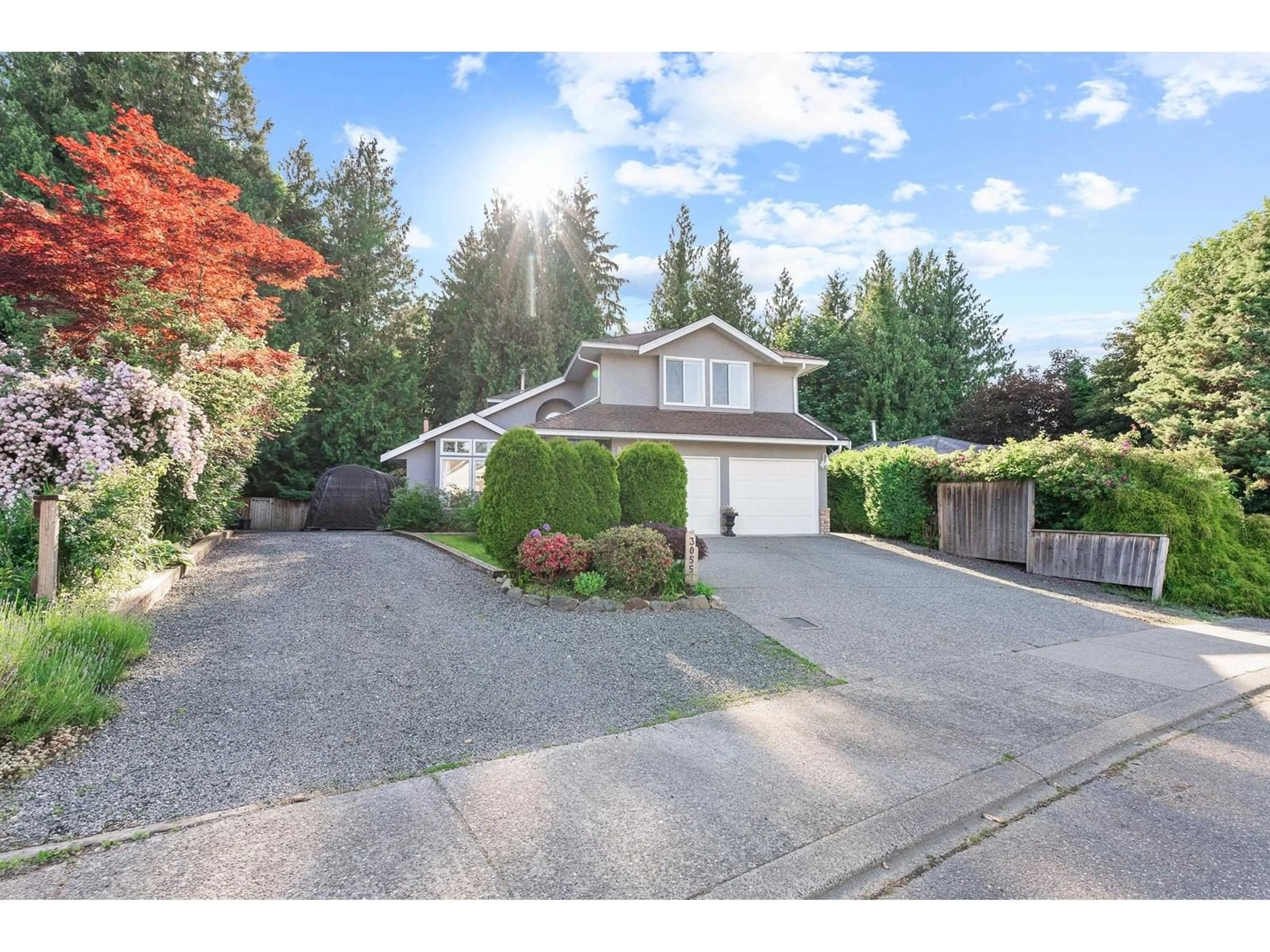 A pic from outside/outdoor area/front of a property/back of a property/a pic from drone, street for 3055 EASTVIEW, Abbotsford British Columbia V2S6W3