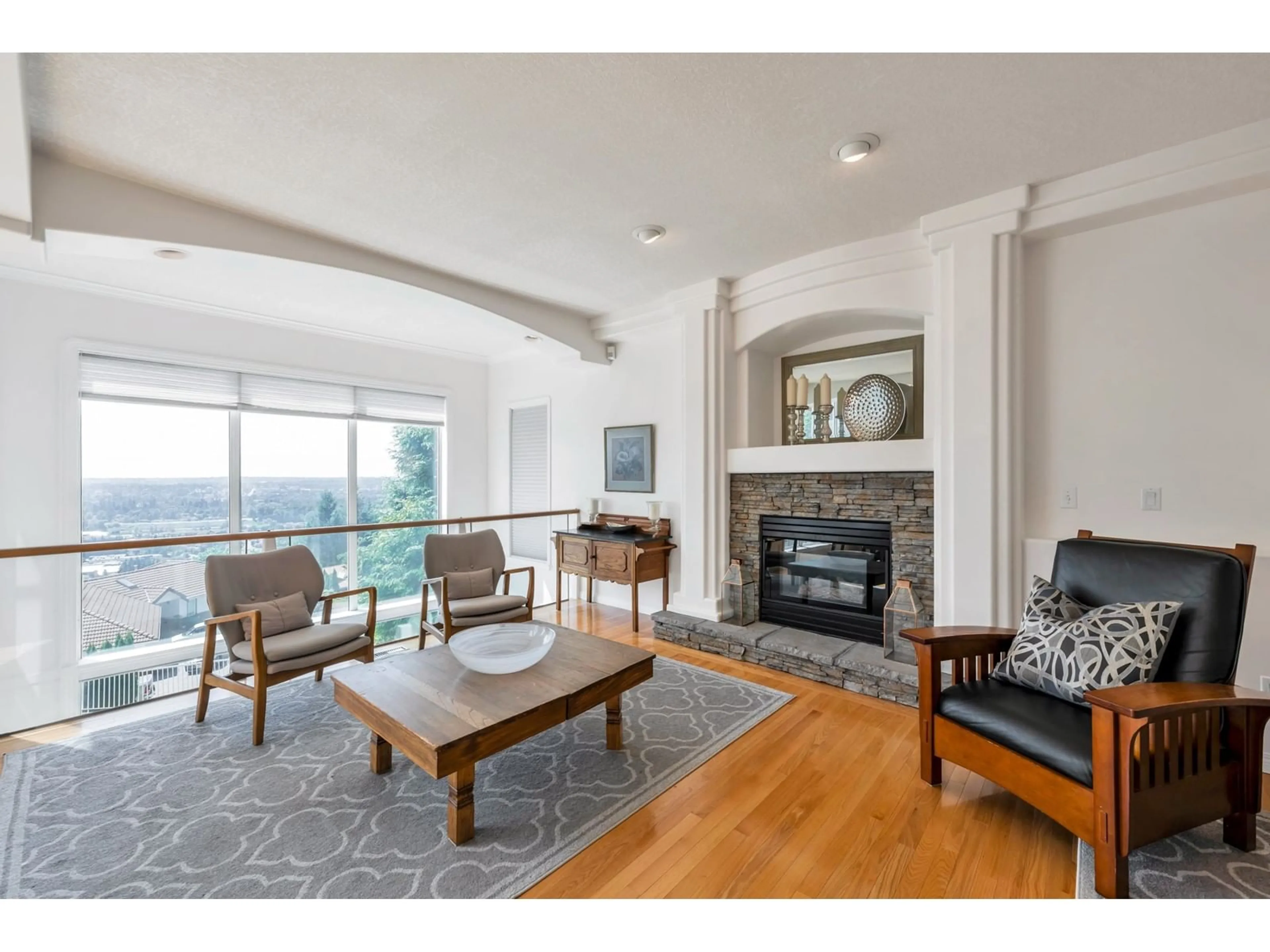 Living room with furniture, wood/laminate floor for 2582 ZURICH, Abbotsford British Columbia V3G1C4