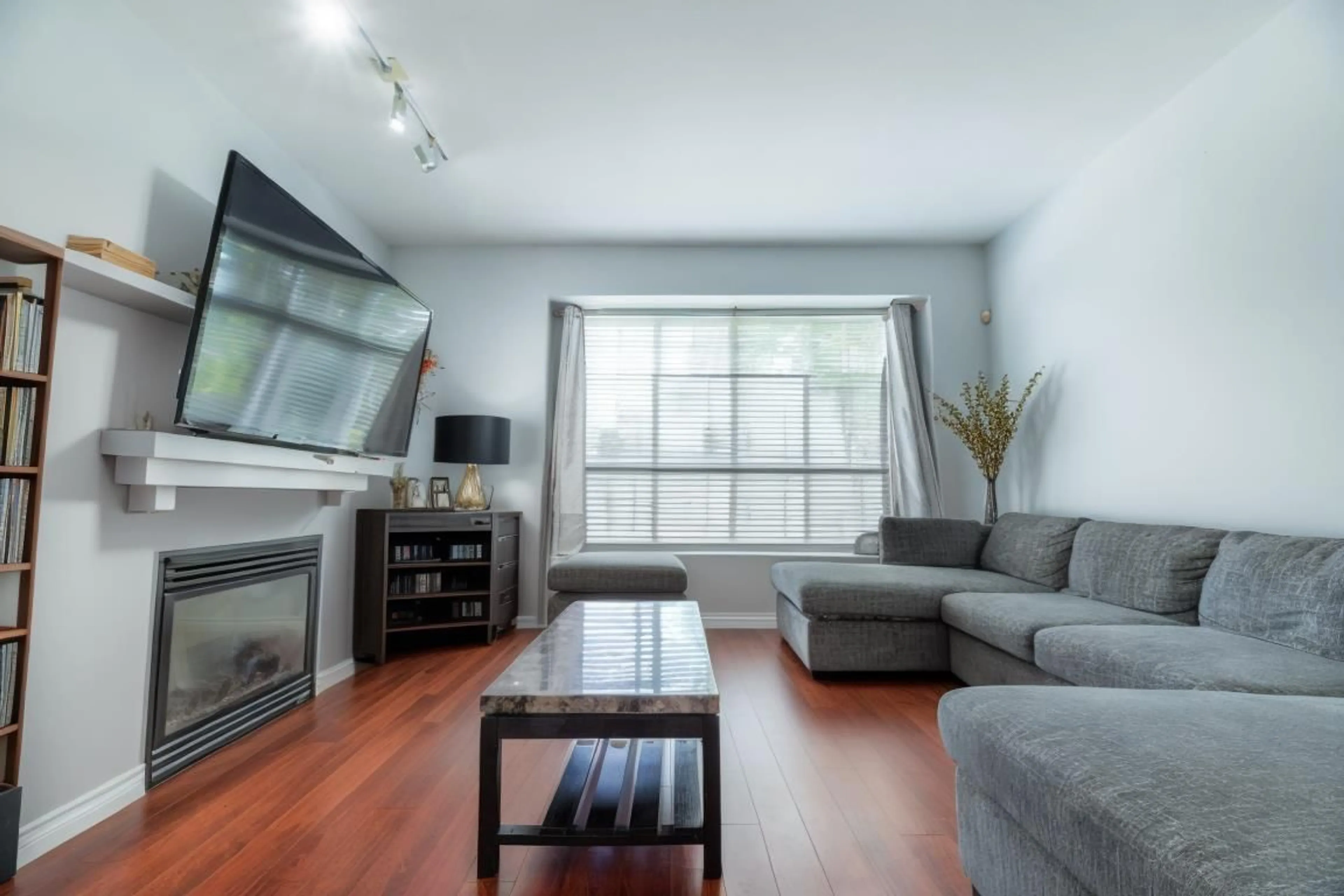 Living room with furniture, wood/laminate floor for 8 - 18839 69, Surrey British Columbia V4N5S7