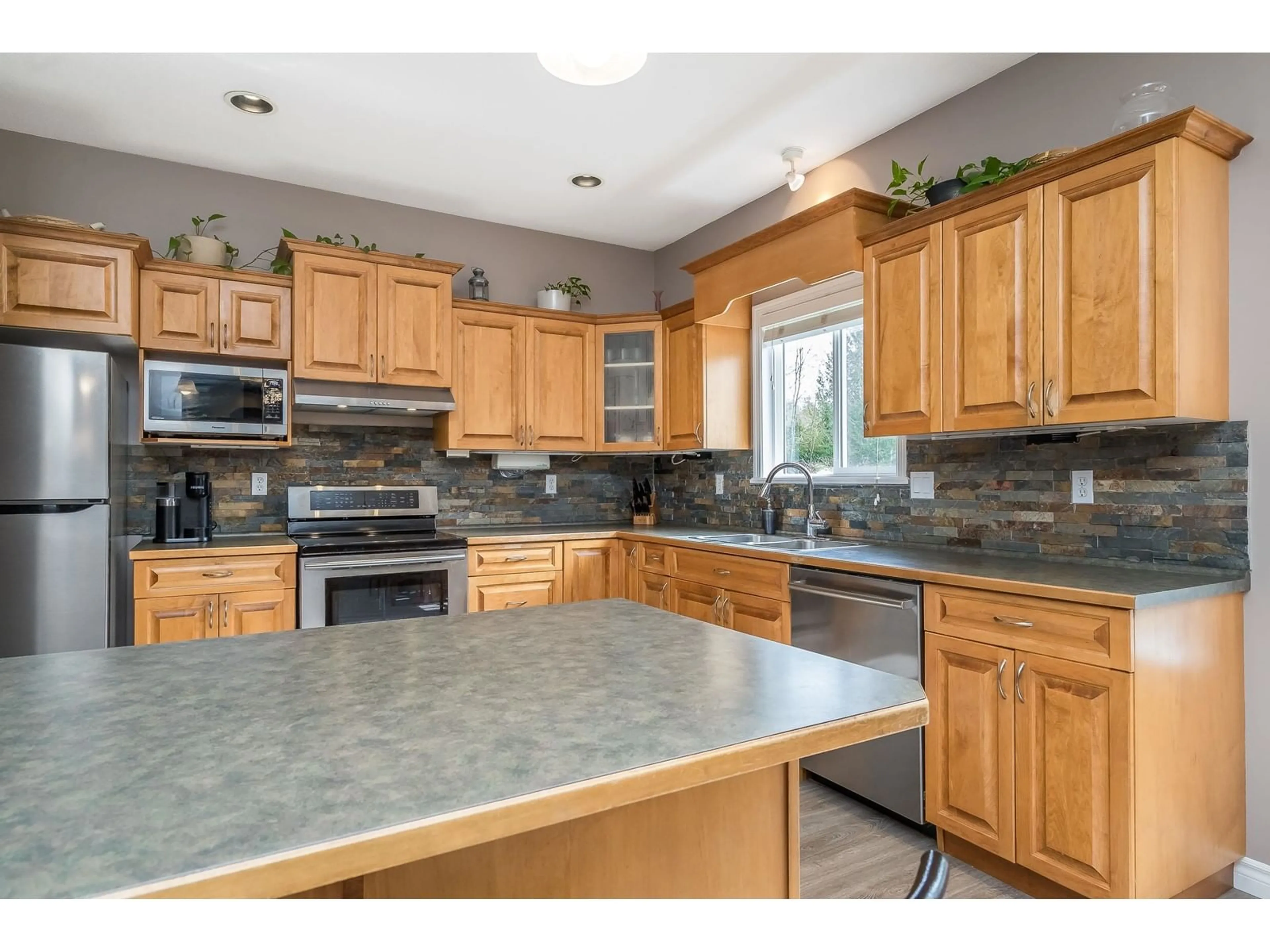 Open concept kitchen, unknown for 36264 ATWOOD, Abbotsford British Columbia V3G2Y8