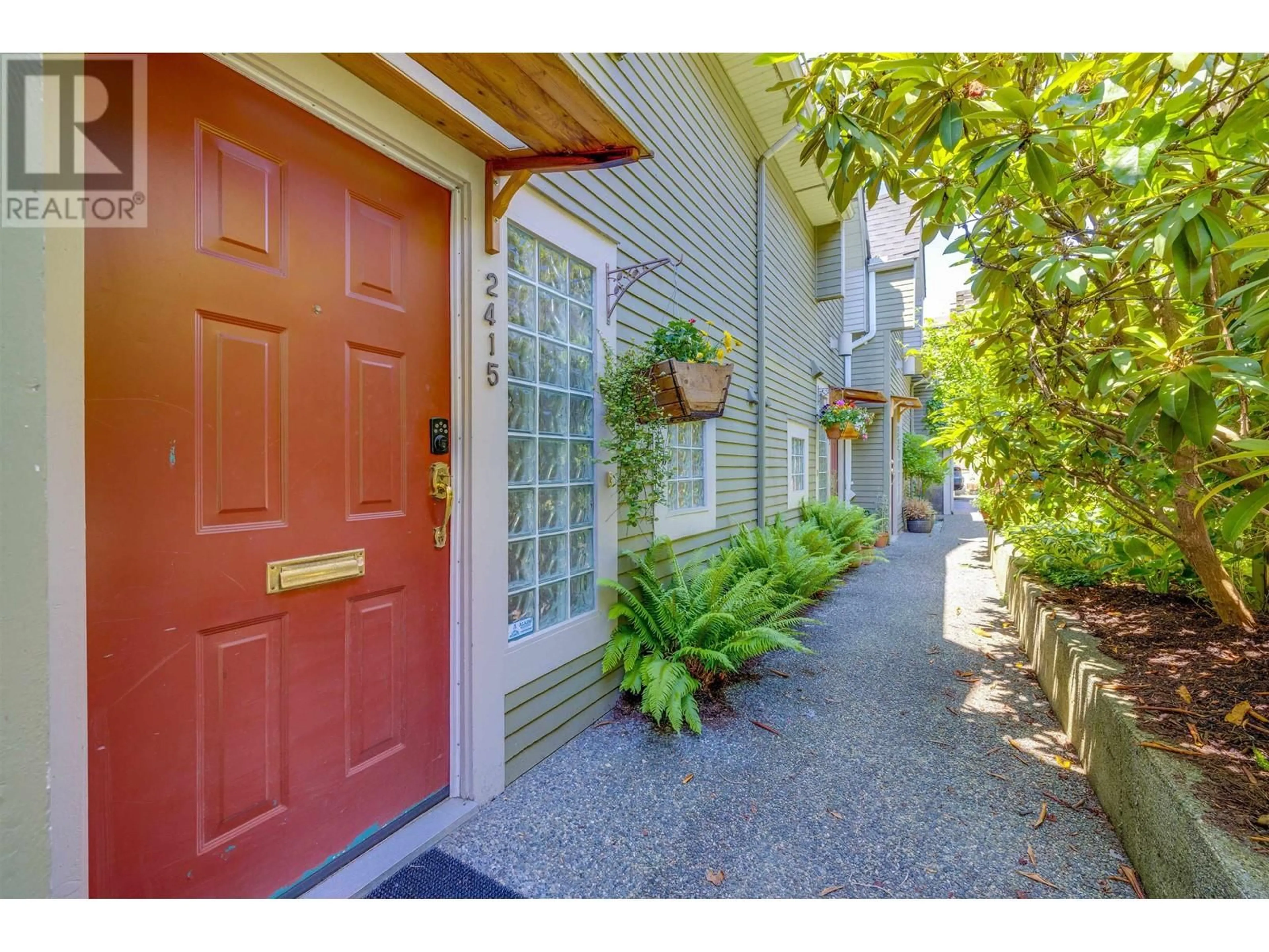 Indoor entryway for 2415 6TH AVENUE, Vancouver British Columbia V6K1W2