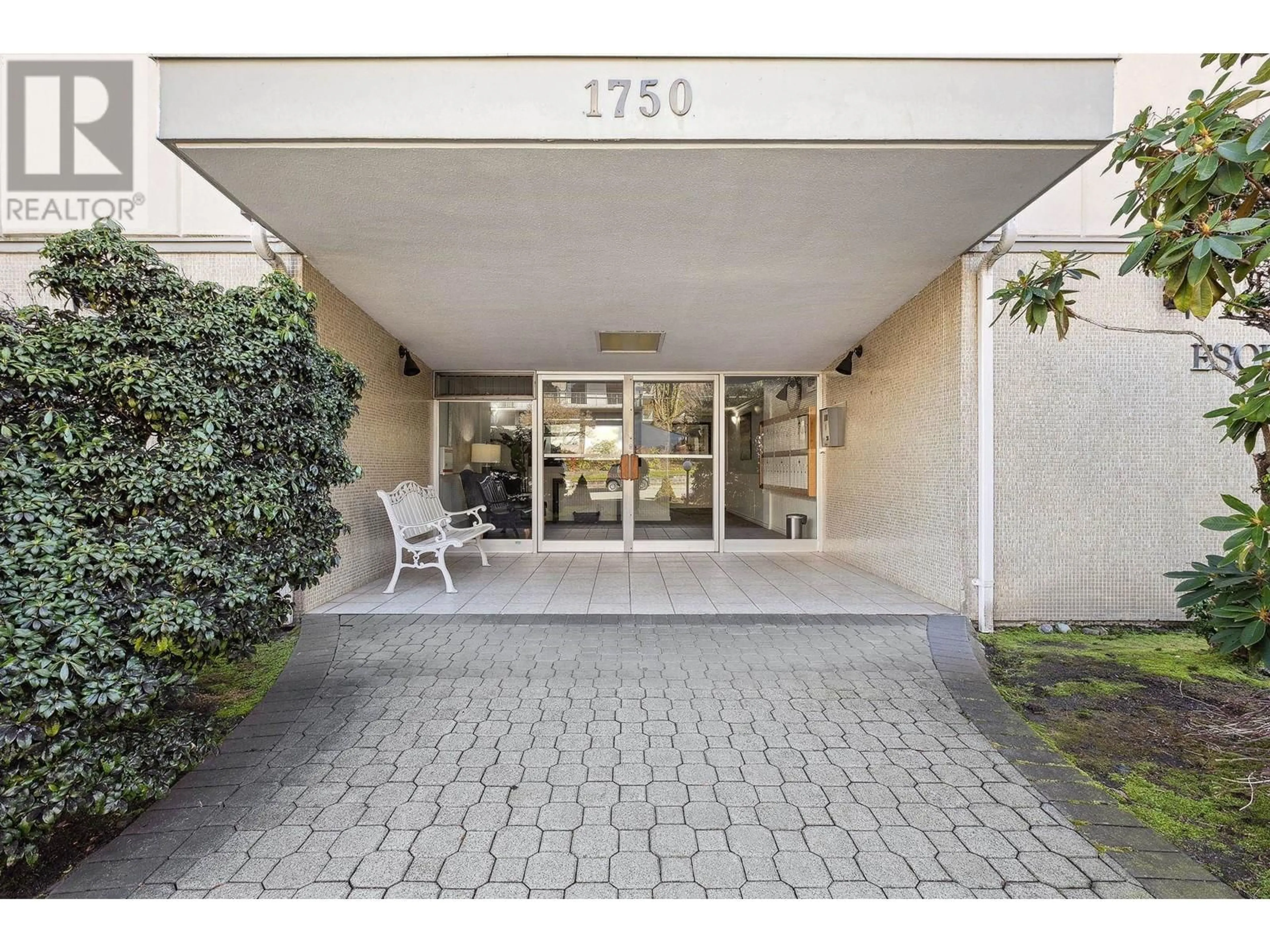 Indoor foyer for 205 - 1750 ESQUIMALT AVENUE, West Vancouver British Columbia V7V1R8