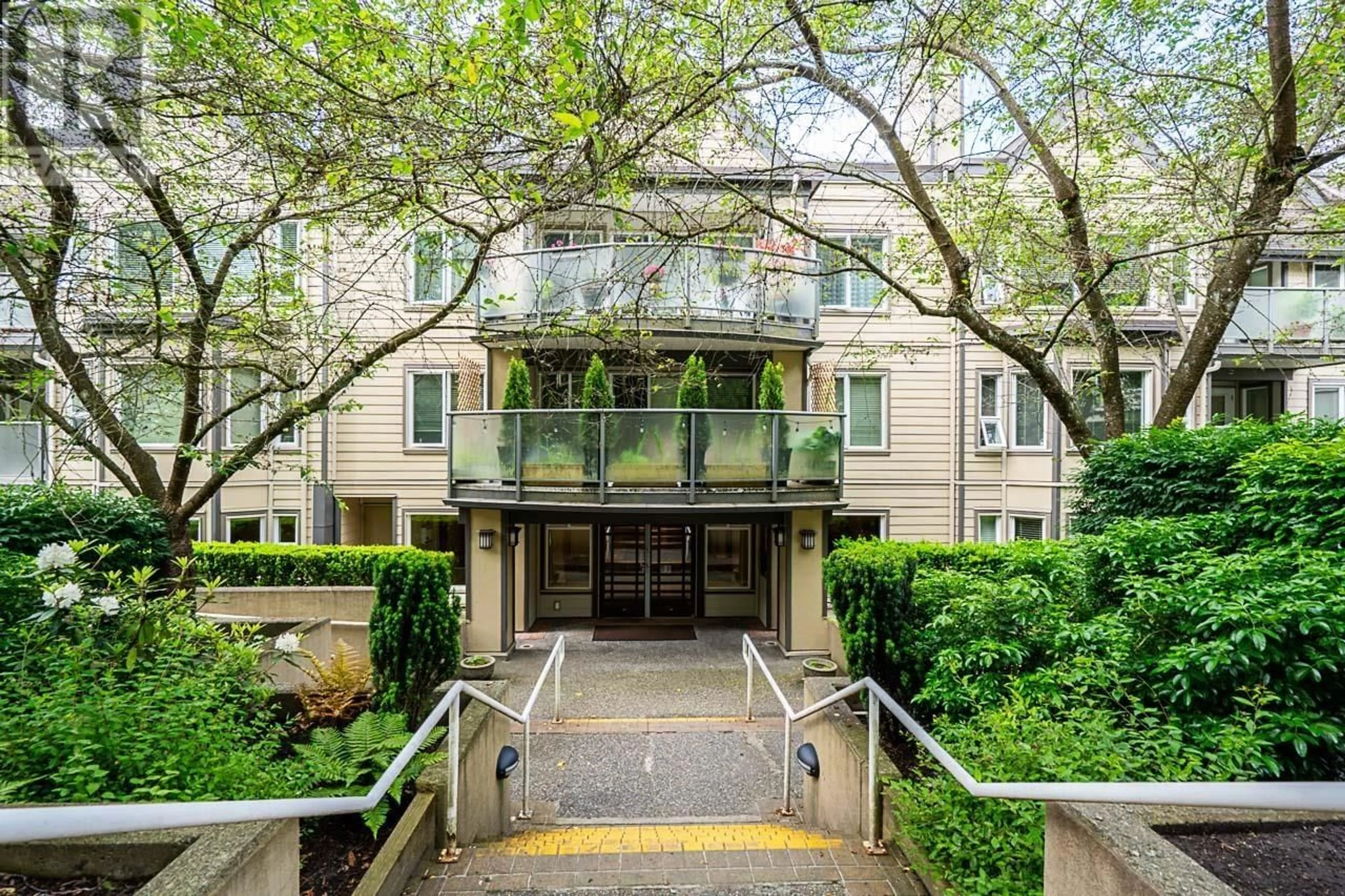 Indoor foyer for 223 - 6707 SOUTHPOINT DRIVE, Burnaby British Columbia V3N4V8