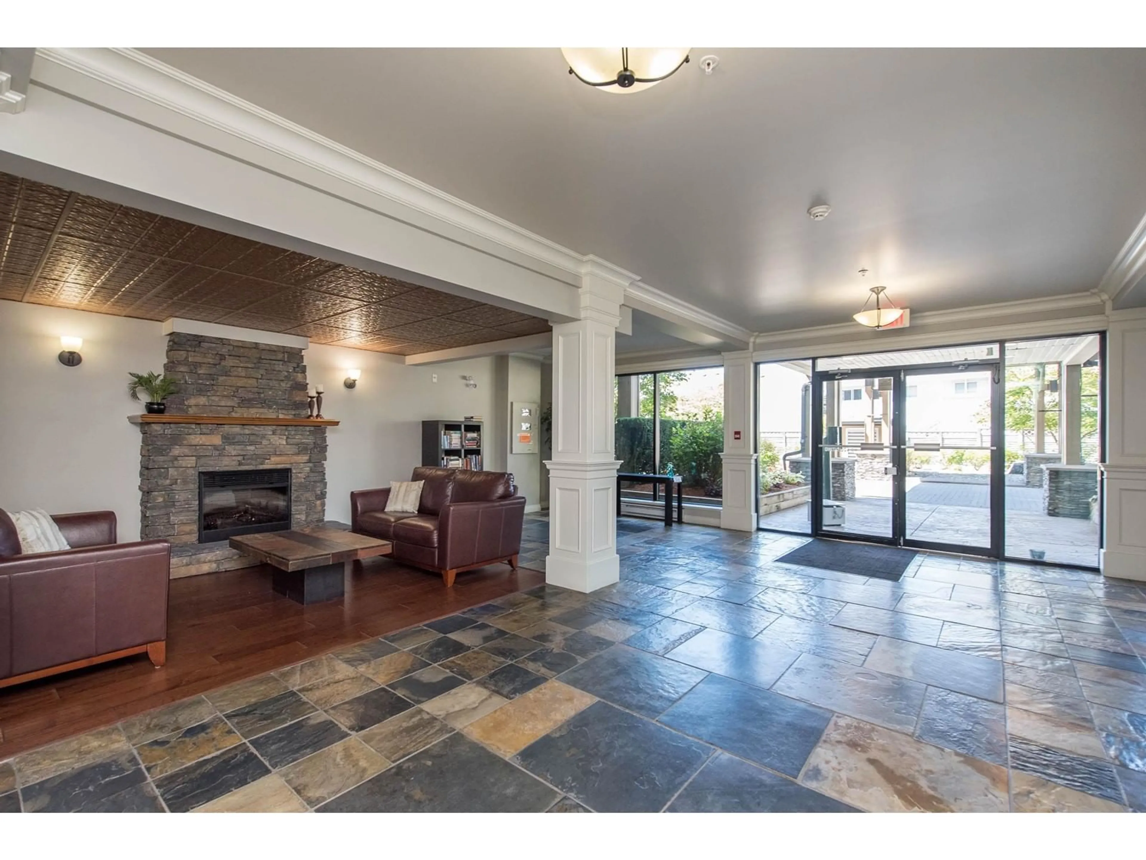 Indoor foyer for 218 - 32729 GARIBALDI, Abbotsford British Columbia V2T0A6