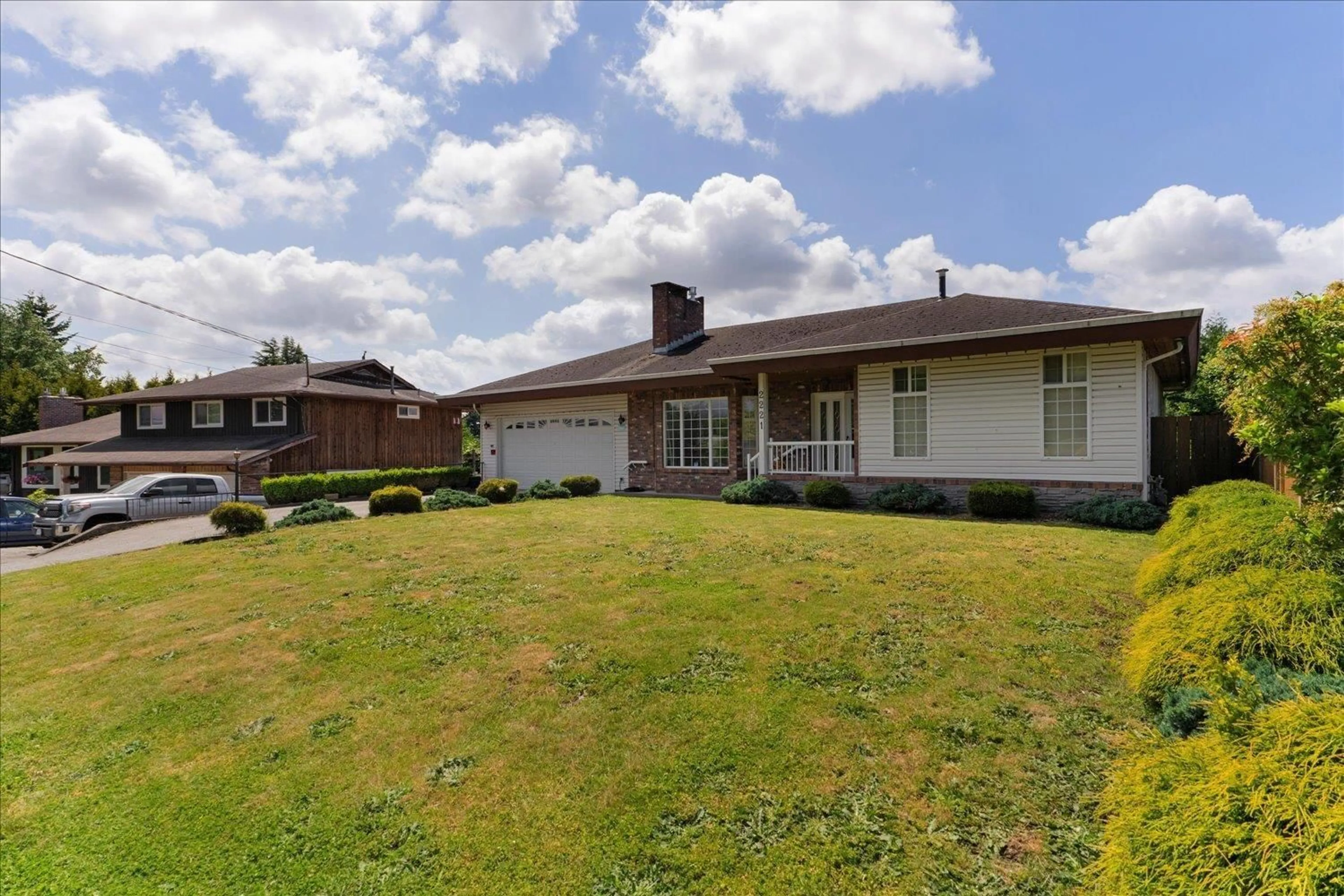 A pic from outside/outdoor area/front of a property/back of a property/a pic from drone, unknown for 2221 BEVAN, Abbotsford British Columbia V2T3Z4