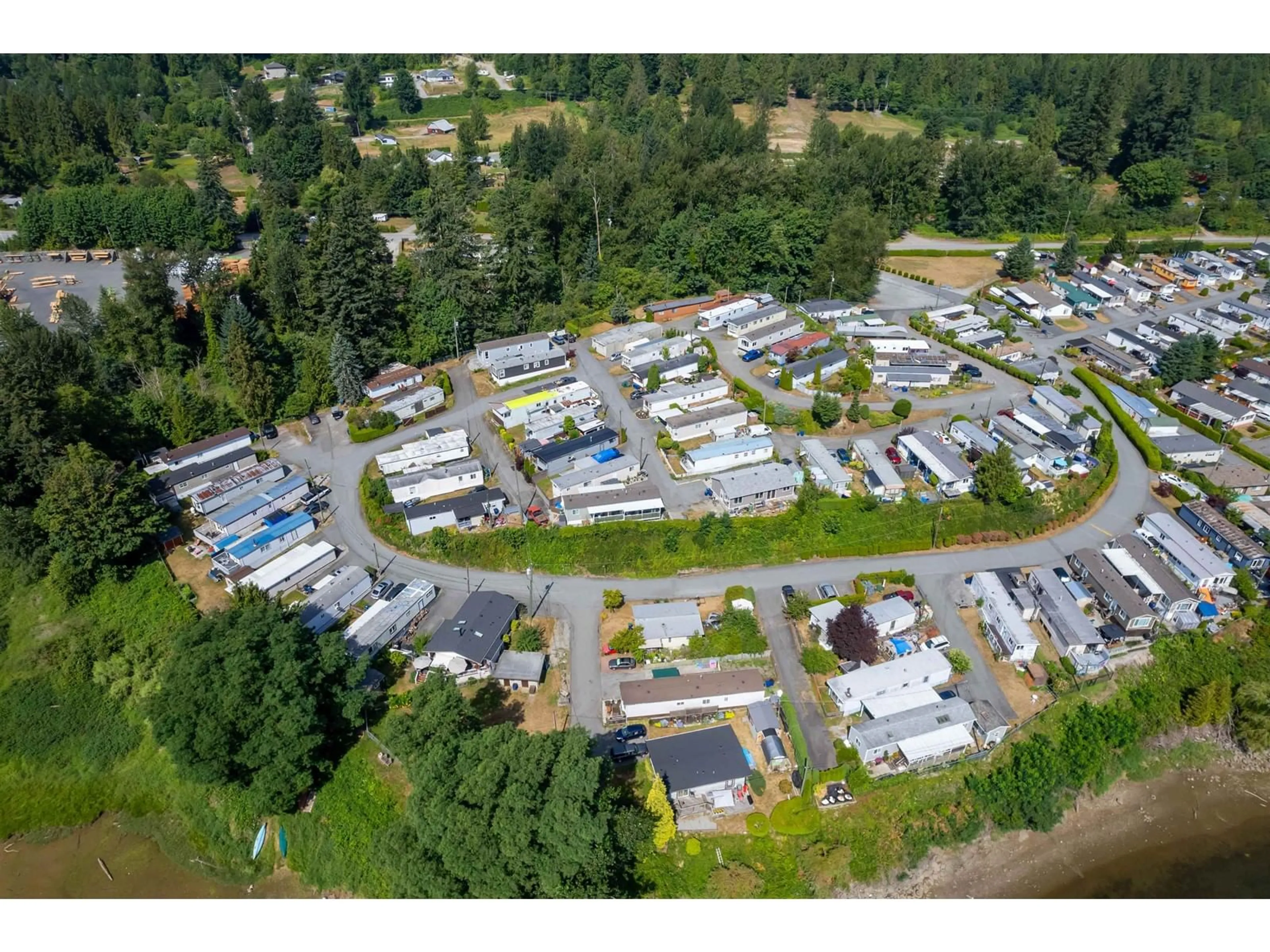 A pic from outside/outdoor area/front of a property/back of a property/a pic from drone, street for 100 - 9950 WILSON, Mission British Columbia V2V6H5
