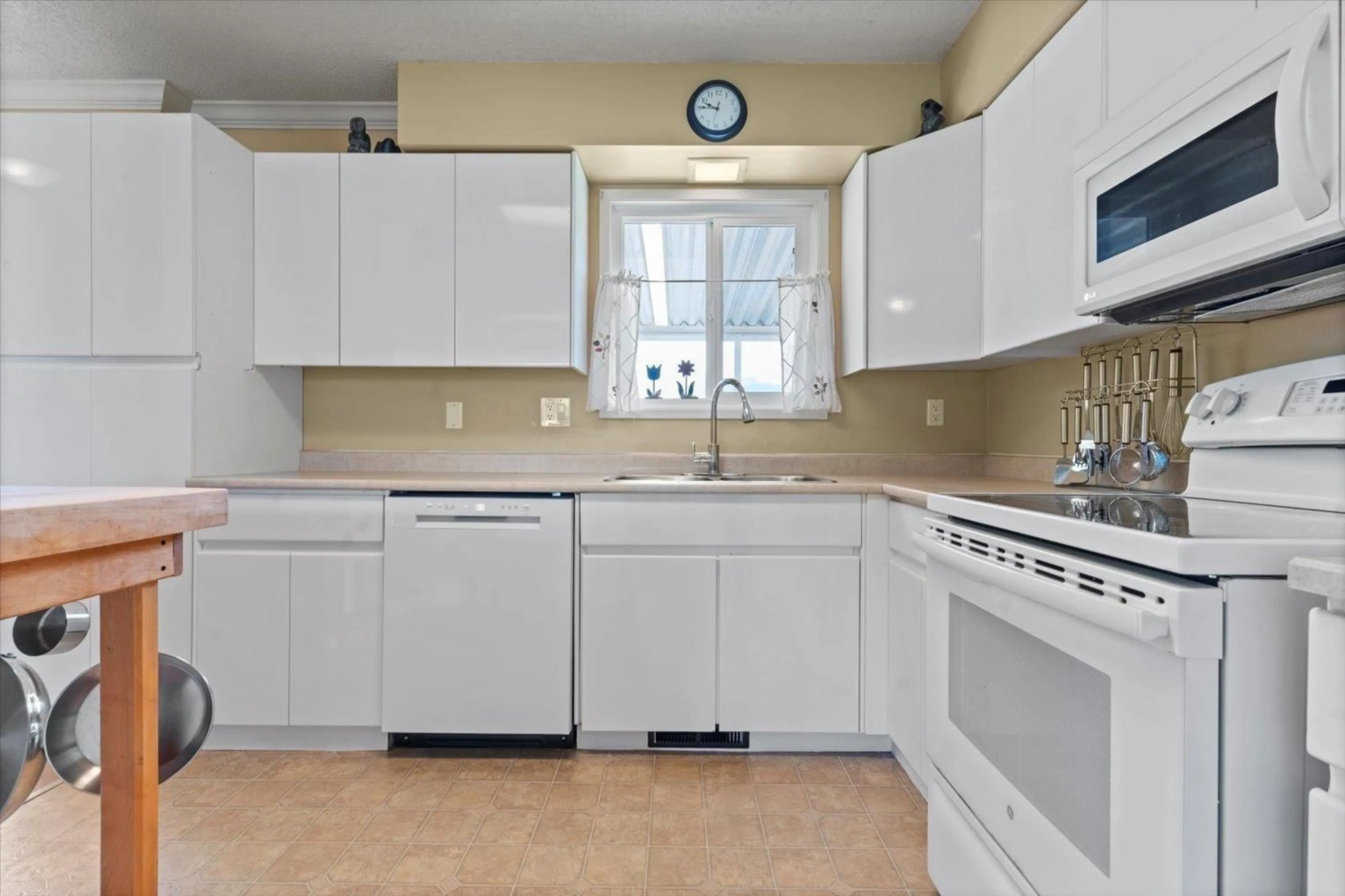 Standard kitchen, ceramic/tile floor for 10596 CONRAD STREET, Chilliwack British Columbia V2P6S3