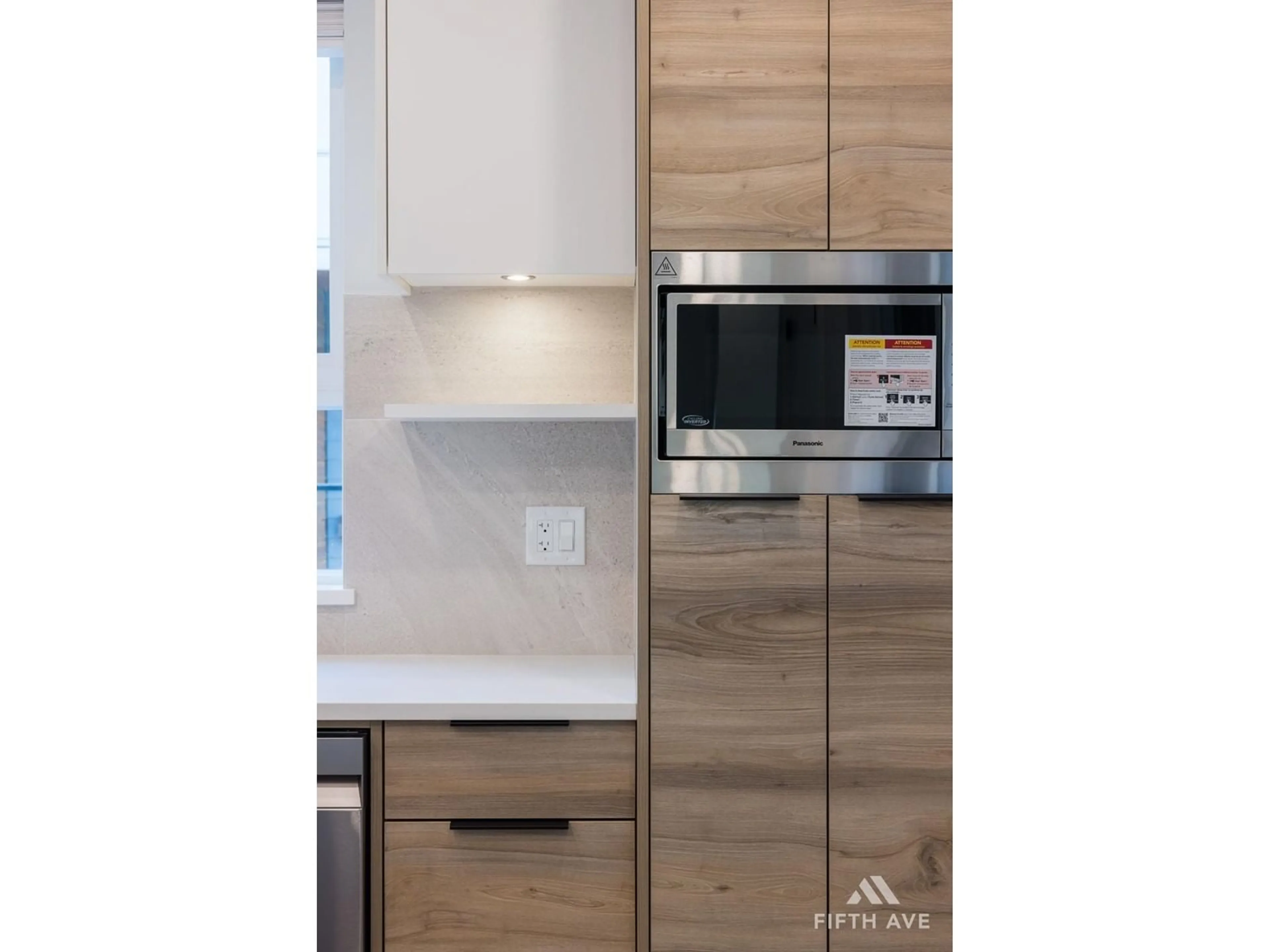 Contemporary kitchen, wood/laminate floor for 123 - 30530 CARDINAL, Abbotsford British Columbia N0N0N0