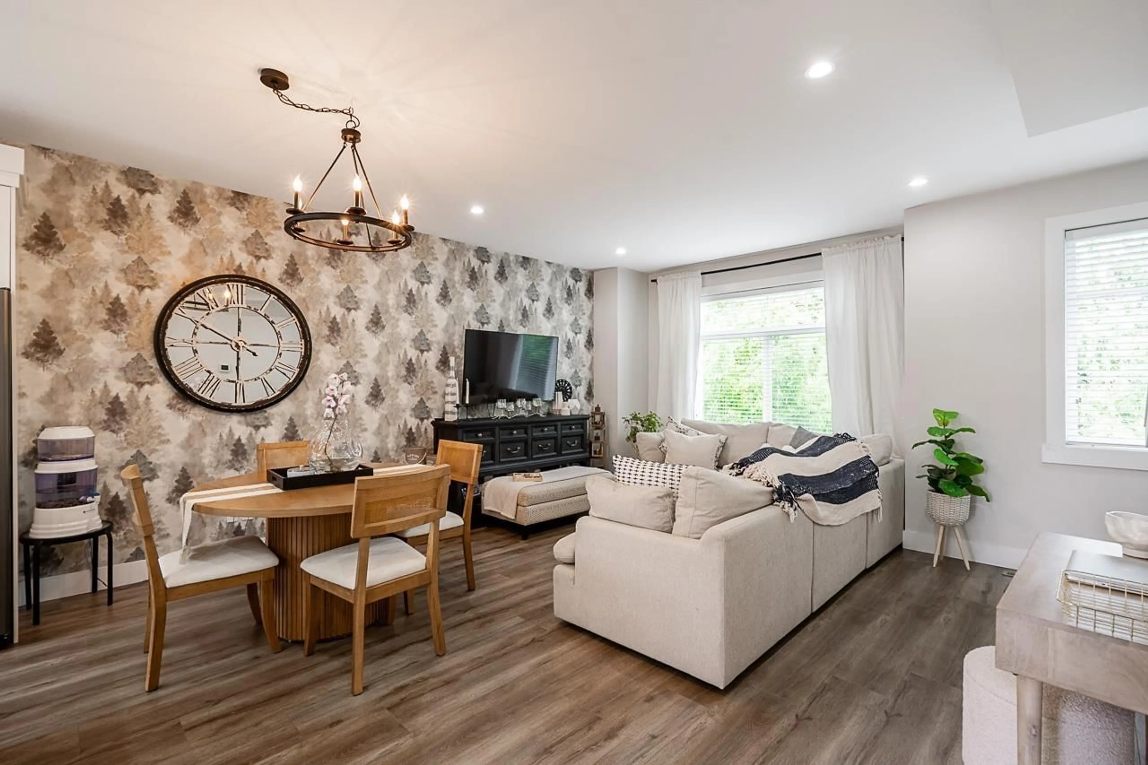Living room with furniture, wood/laminate floor for 37 - 19239 70, Surrey British Columbia V4N6S8