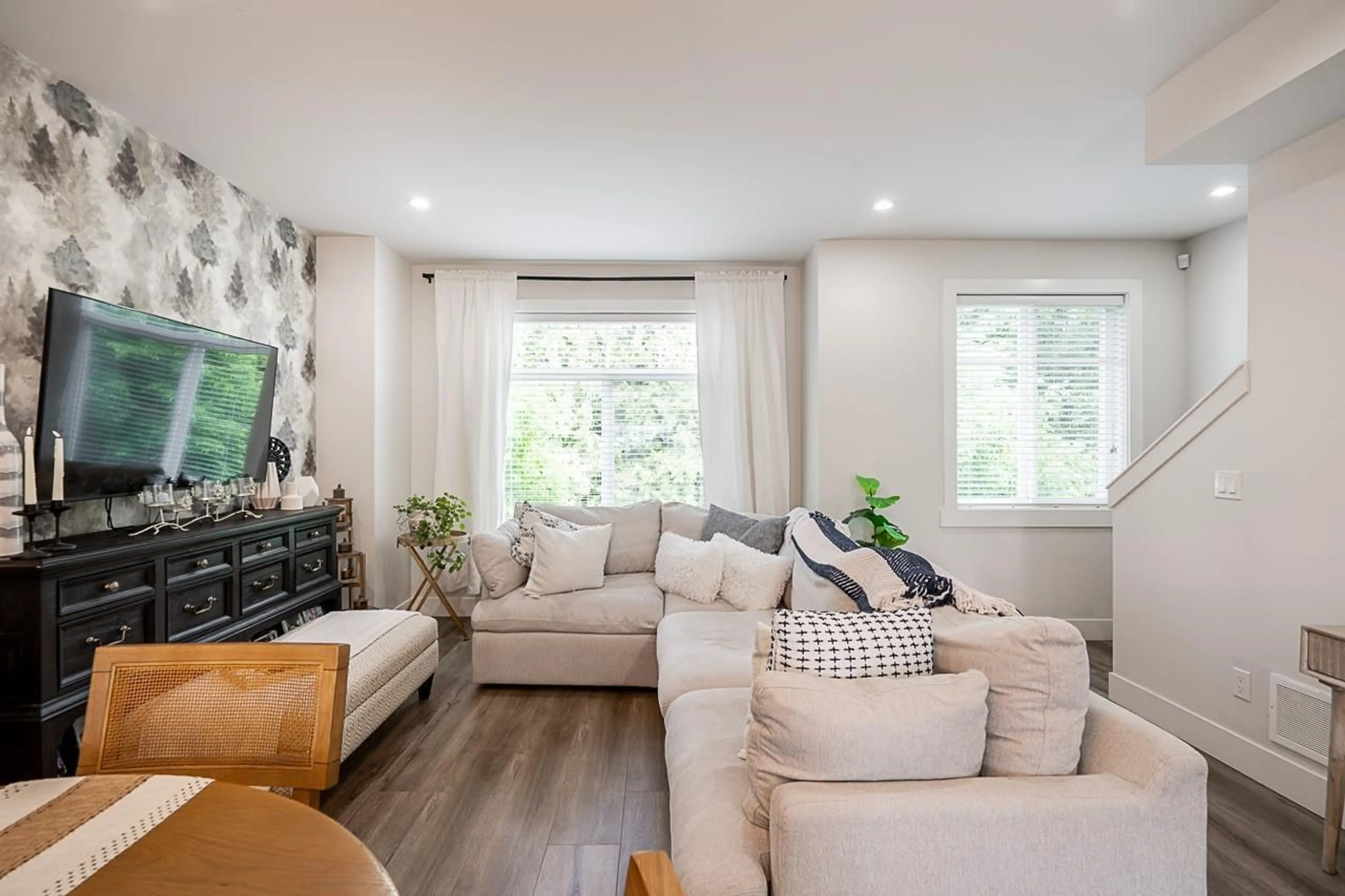 Living room with furniture, wood/laminate floor for 37 - 19239 70, Surrey British Columbia V4N6S8