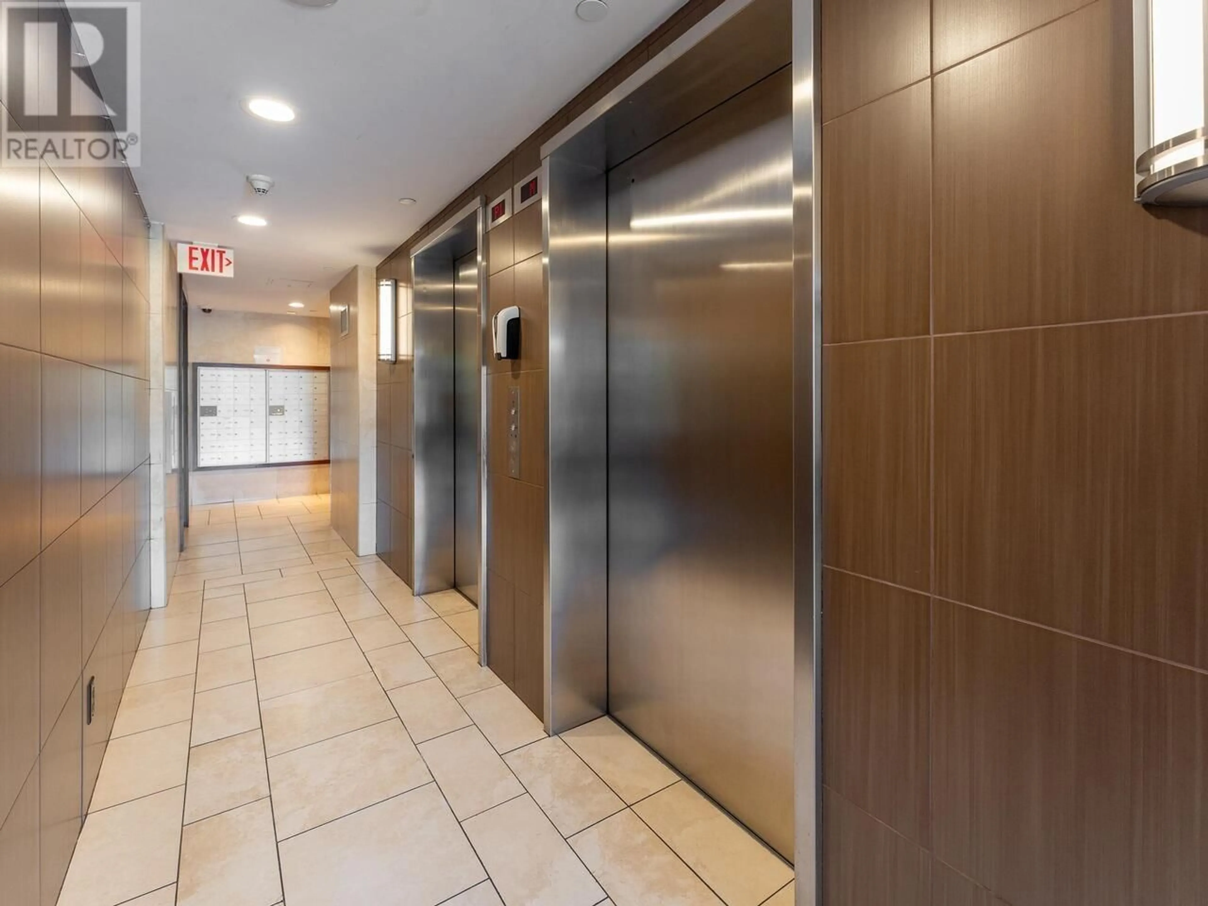 Indoor foyer for 2204 - 2345 MADISON AVENUE, Burnaby British Columbia V5C0B4