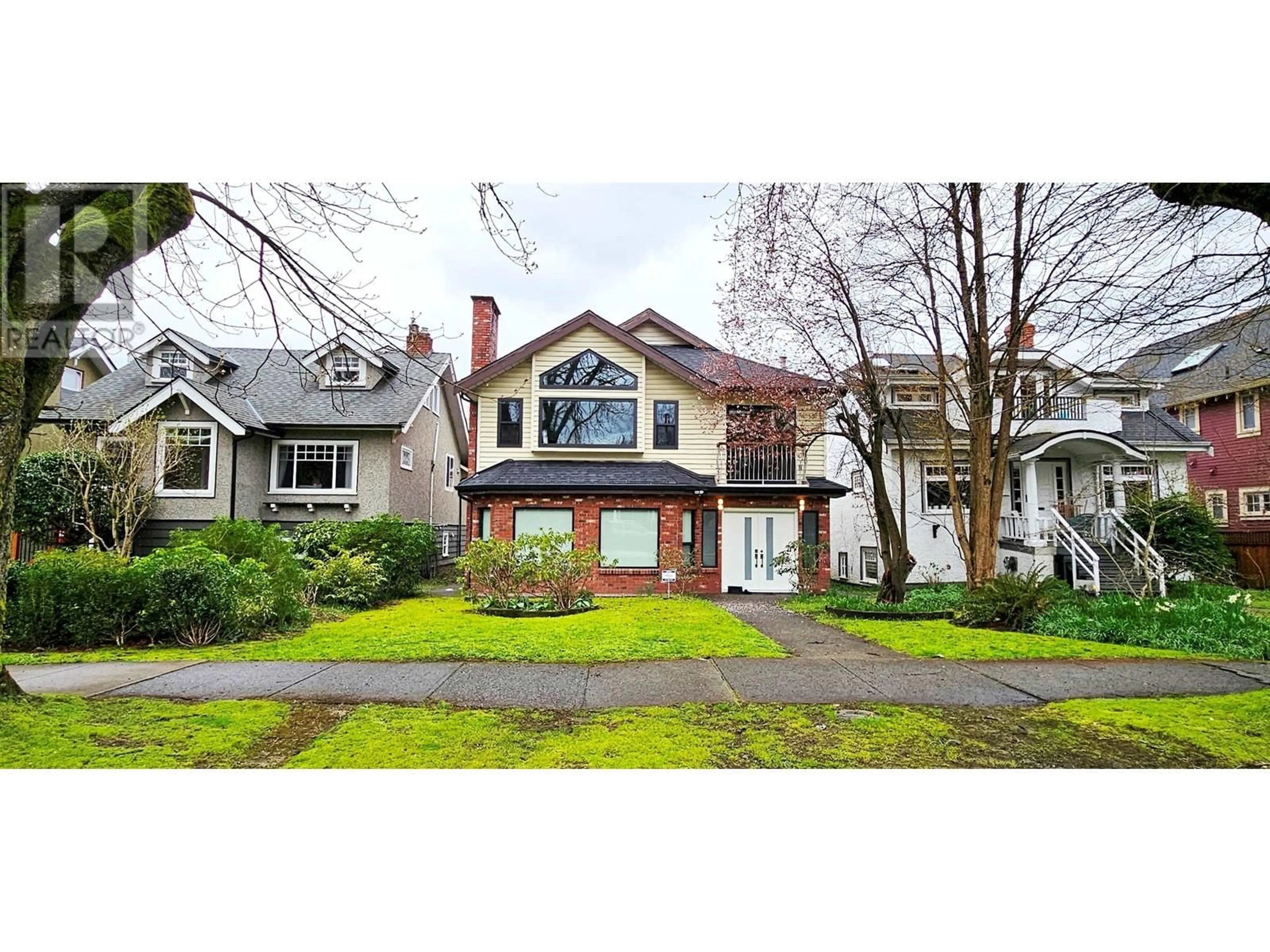 Home with vinyl exterior material, street for 3025 12TH AVENUE, Vancouver British Columbia V6K2R4
