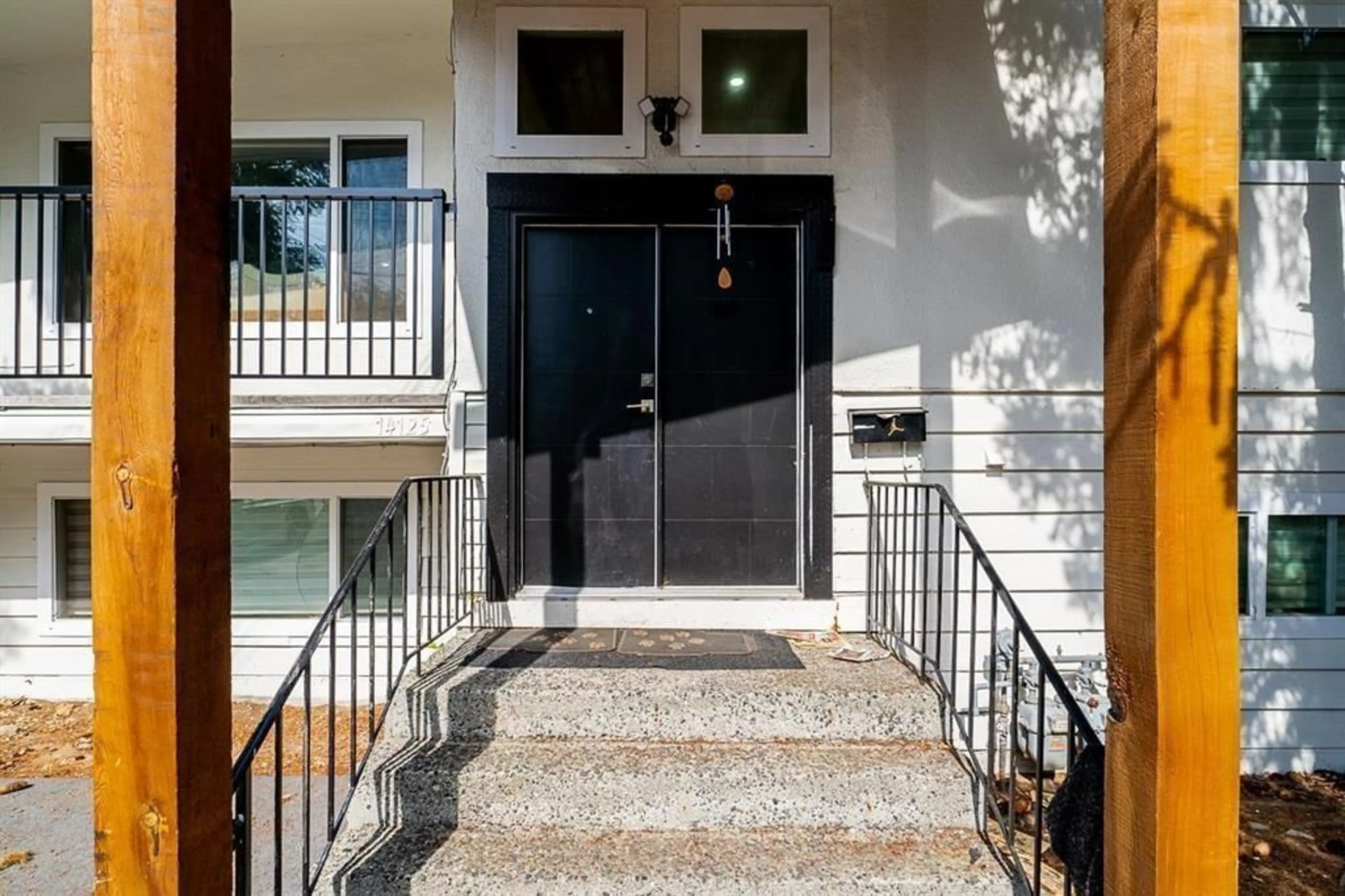Indoor entryway for 14125 75, Surrey British Columbia V3W2S9