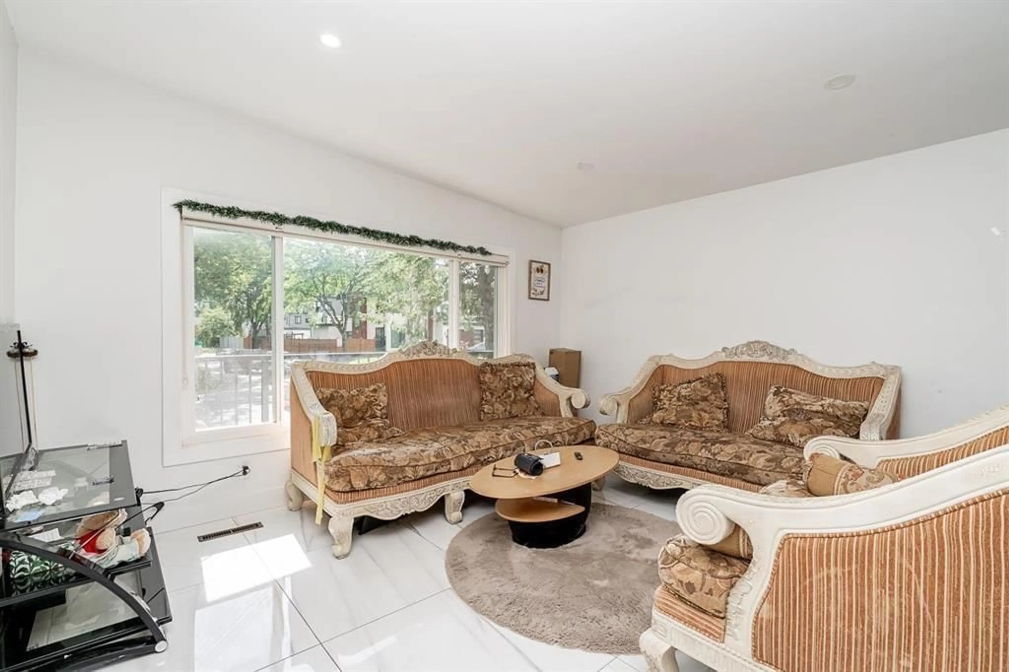 Living room with furniture, unknown for 14125 75, Surrey British Columbia V3W2S9