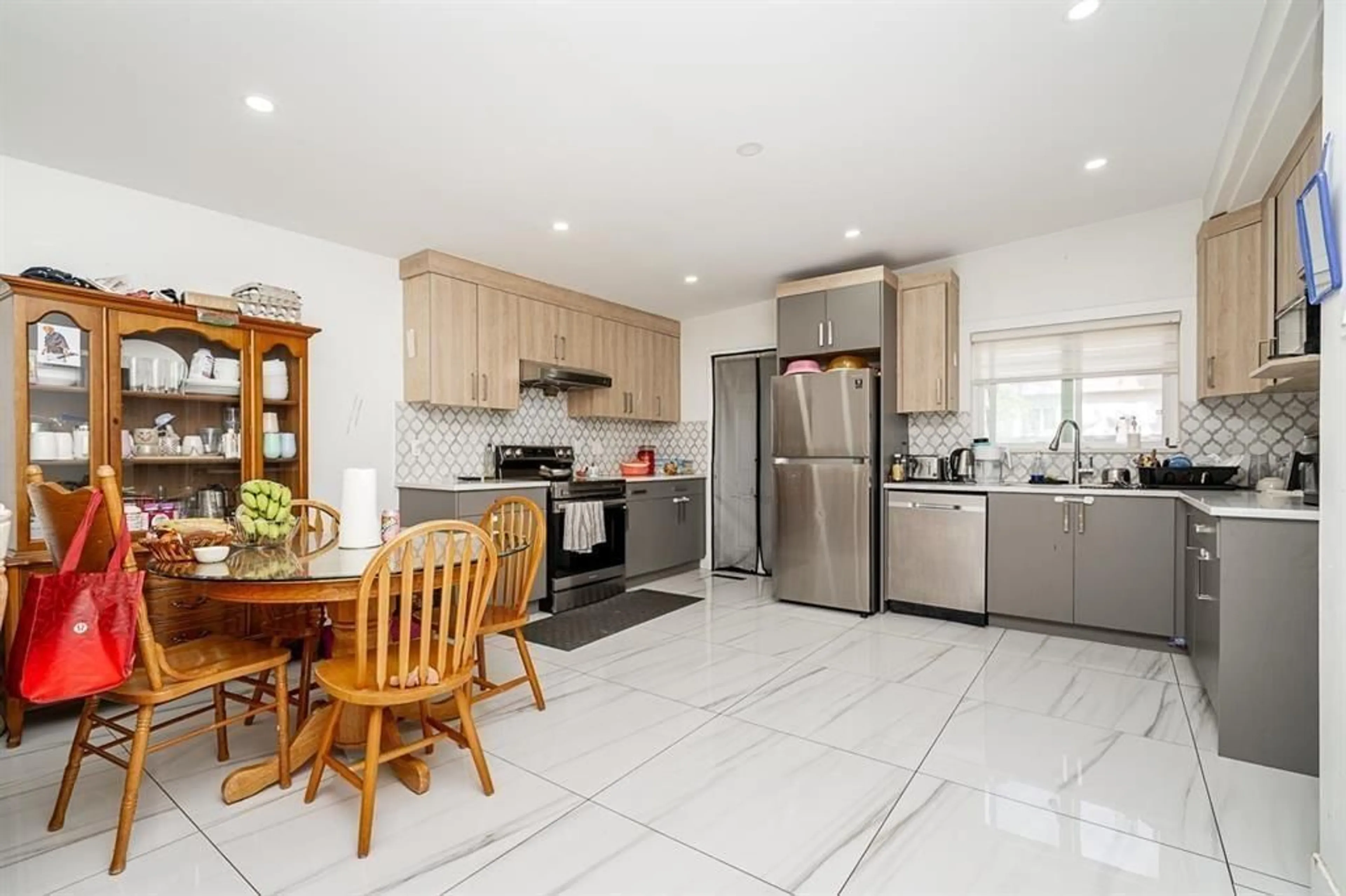 Open concept kitchen, ceramic/tile floor for 14125 75, Surrey British Columbia V3W2S9