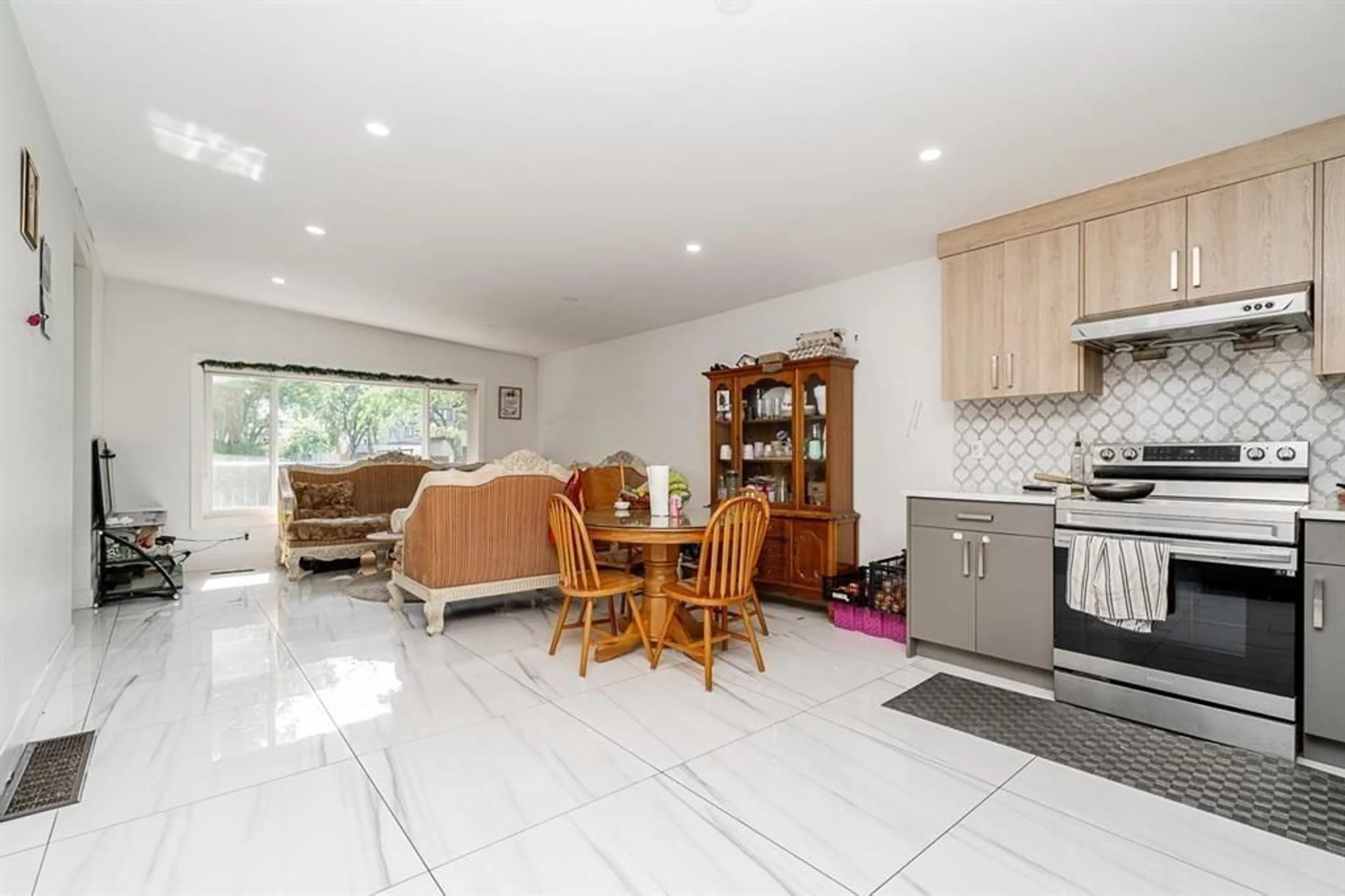 Open concept kitchen, ceramic/tile floor for 14125 75, Surrey British Columbia V3W2S9
