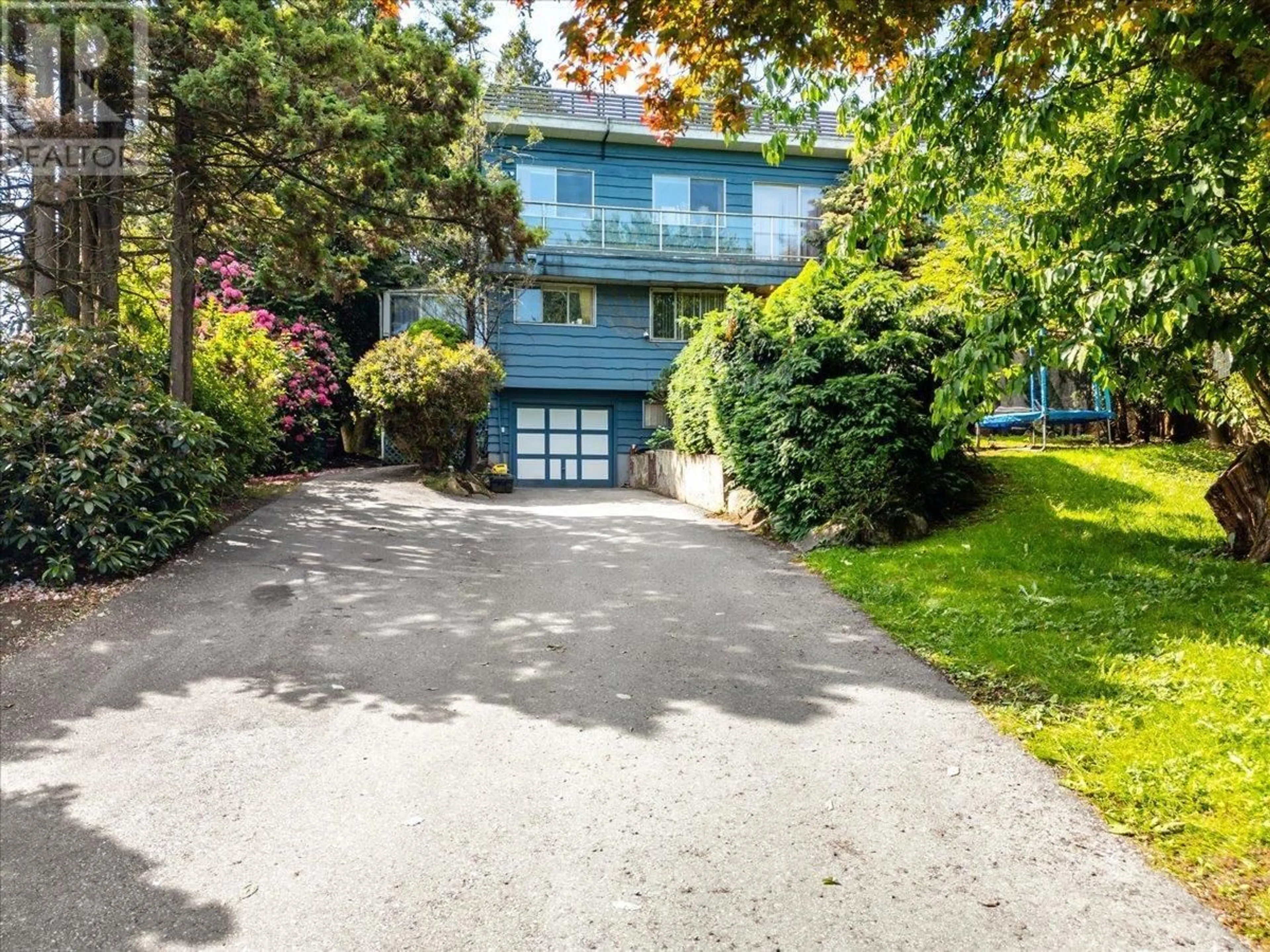 A pic from outside/outdoor area/front of a property/back of a property/a pic from drone, unknown for 4660 BOND STREET, Burnaby British Columbia V5H1G9