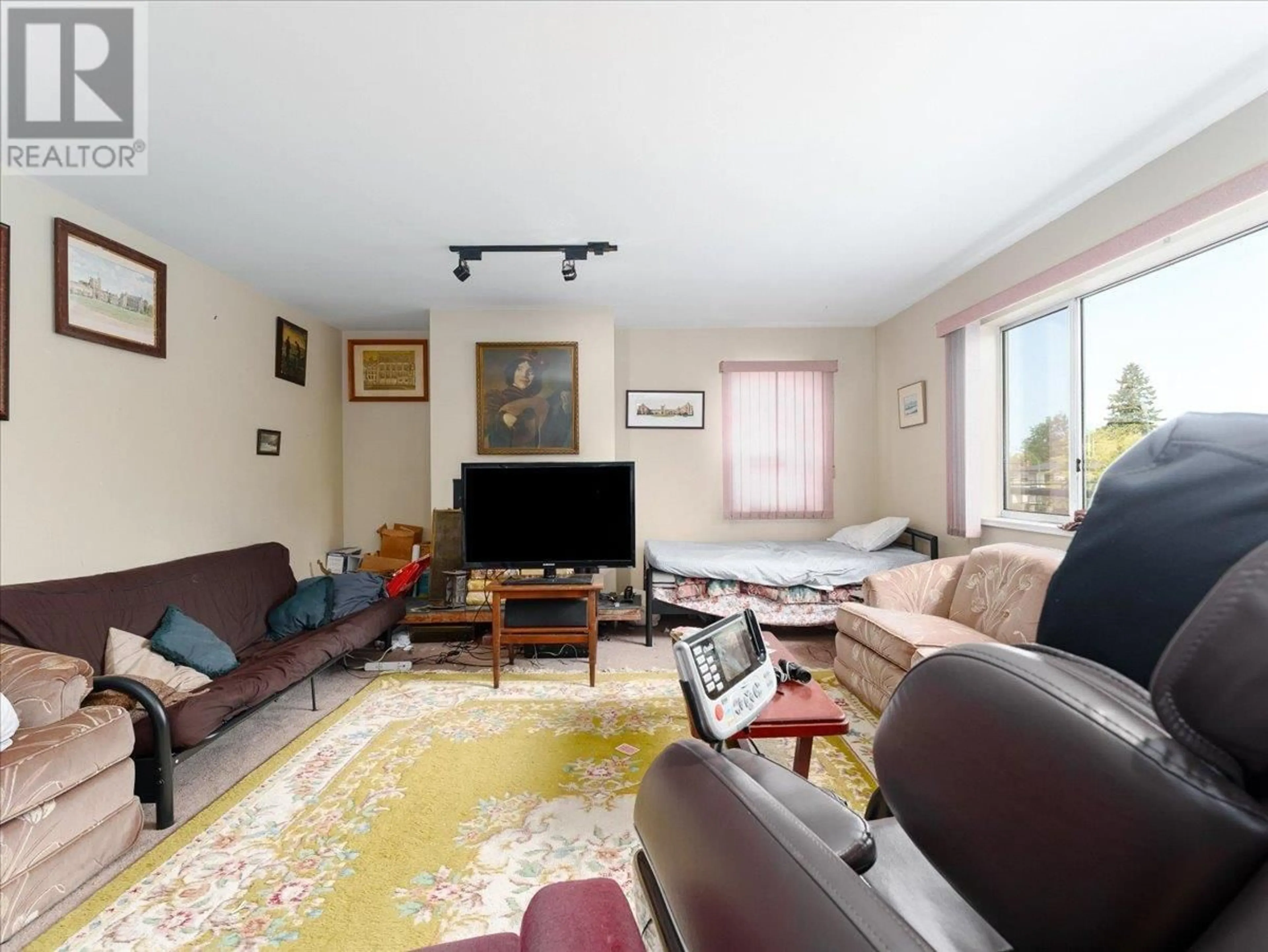 Living room with furniture, unknown for 4660 BOND STREET, Burnaby British Columbia V5H1G9