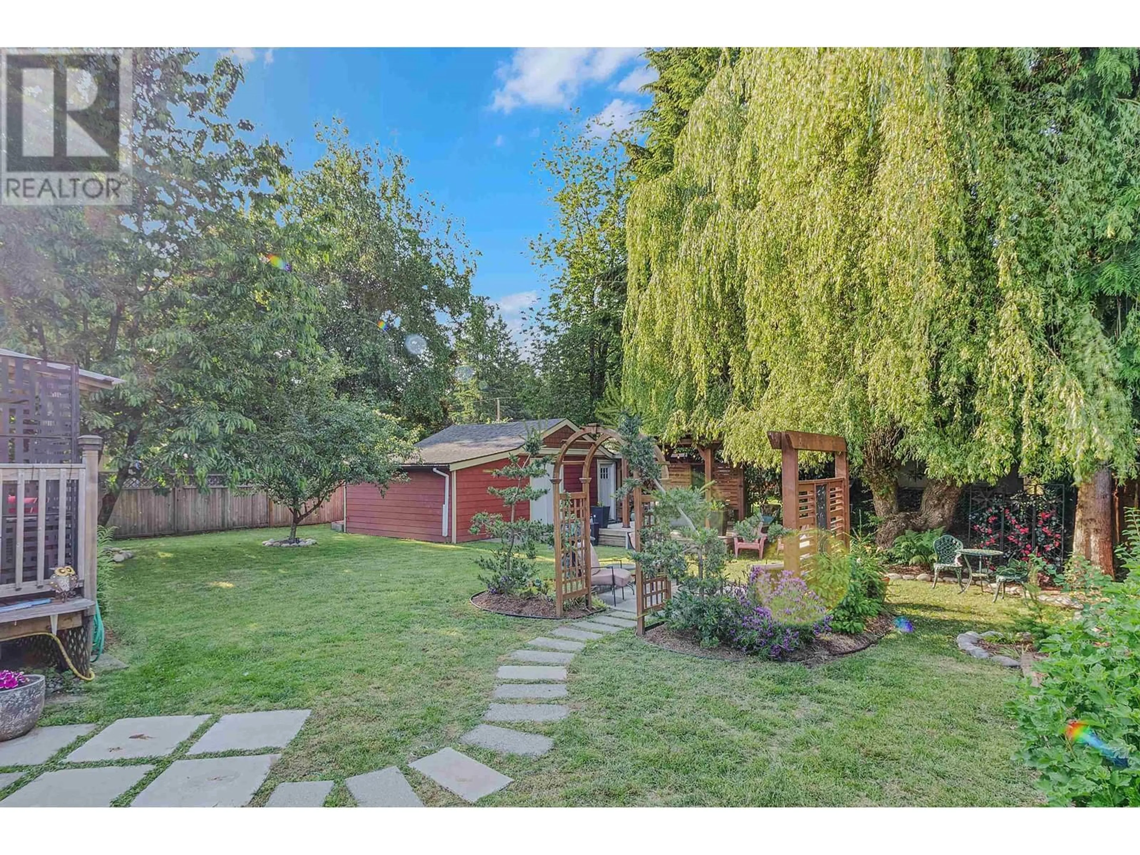 A pic from outside/outdoor area/front of a property/back of a property/a pic from drone, street for 21525 STONEHOUSE AVENUE, Maple Ridge British Columbia V2X3Z5