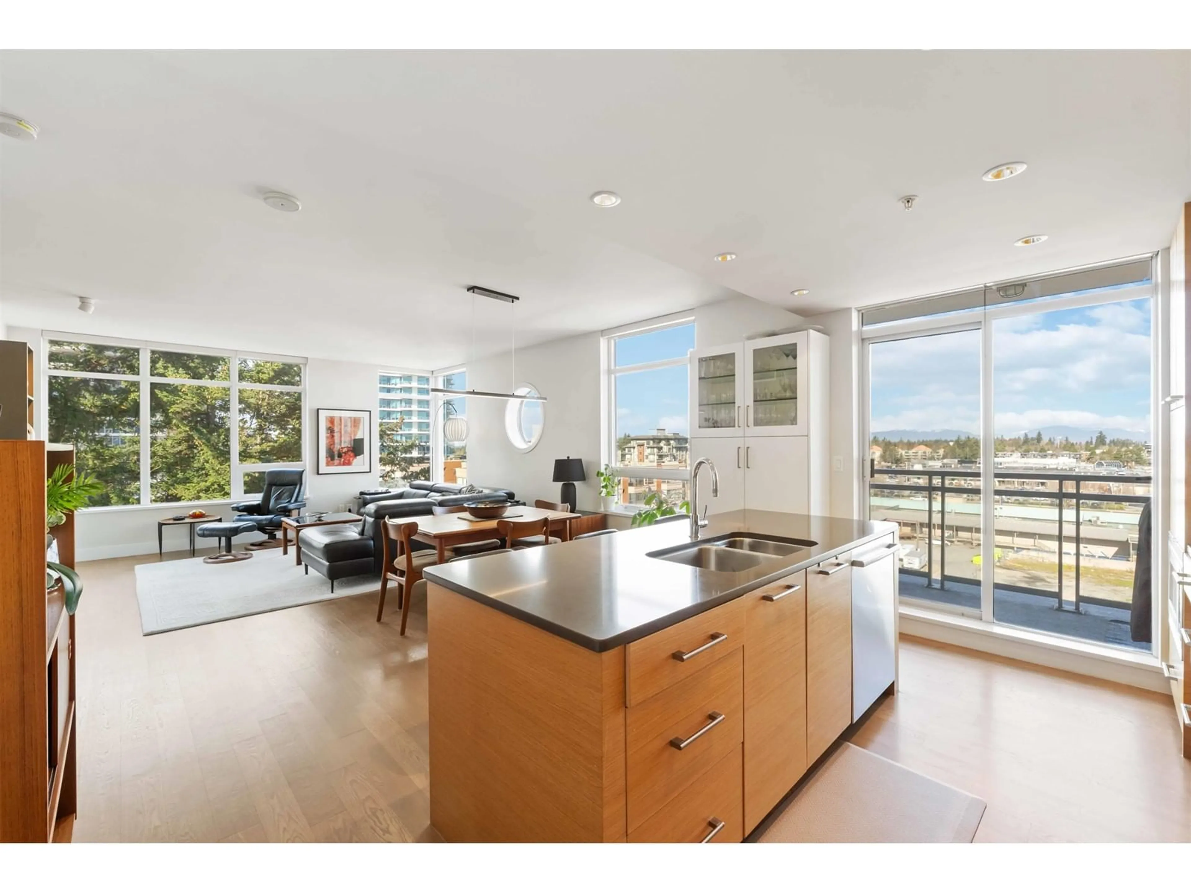 Open concept kitchen, unknown for 804 - 15152 RUSSELL, White Rock British Columbia V4B0A3