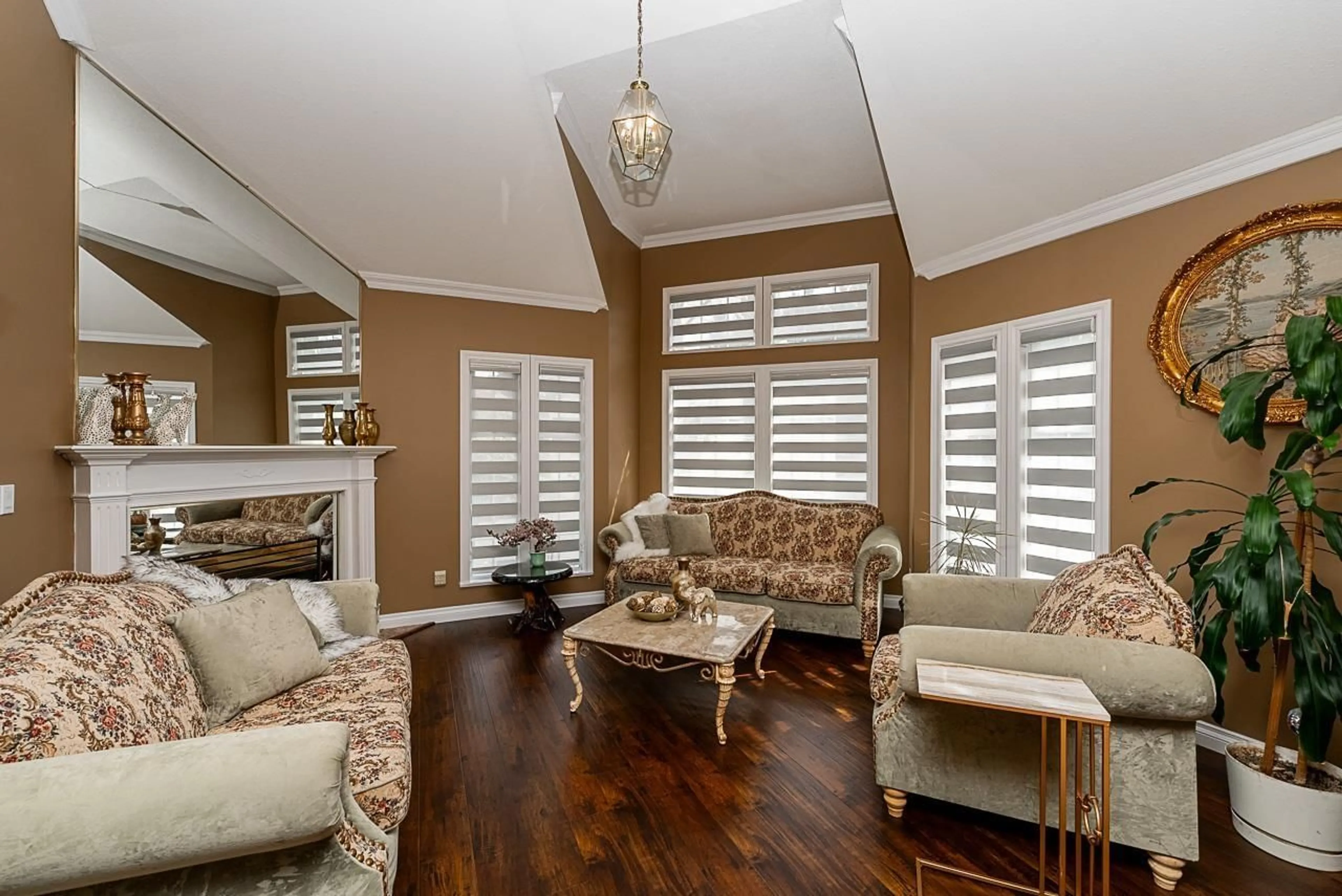 Living room with furniture, wood/laminate floor for 14168 85A, Surrey British Columbia V3W2T4
