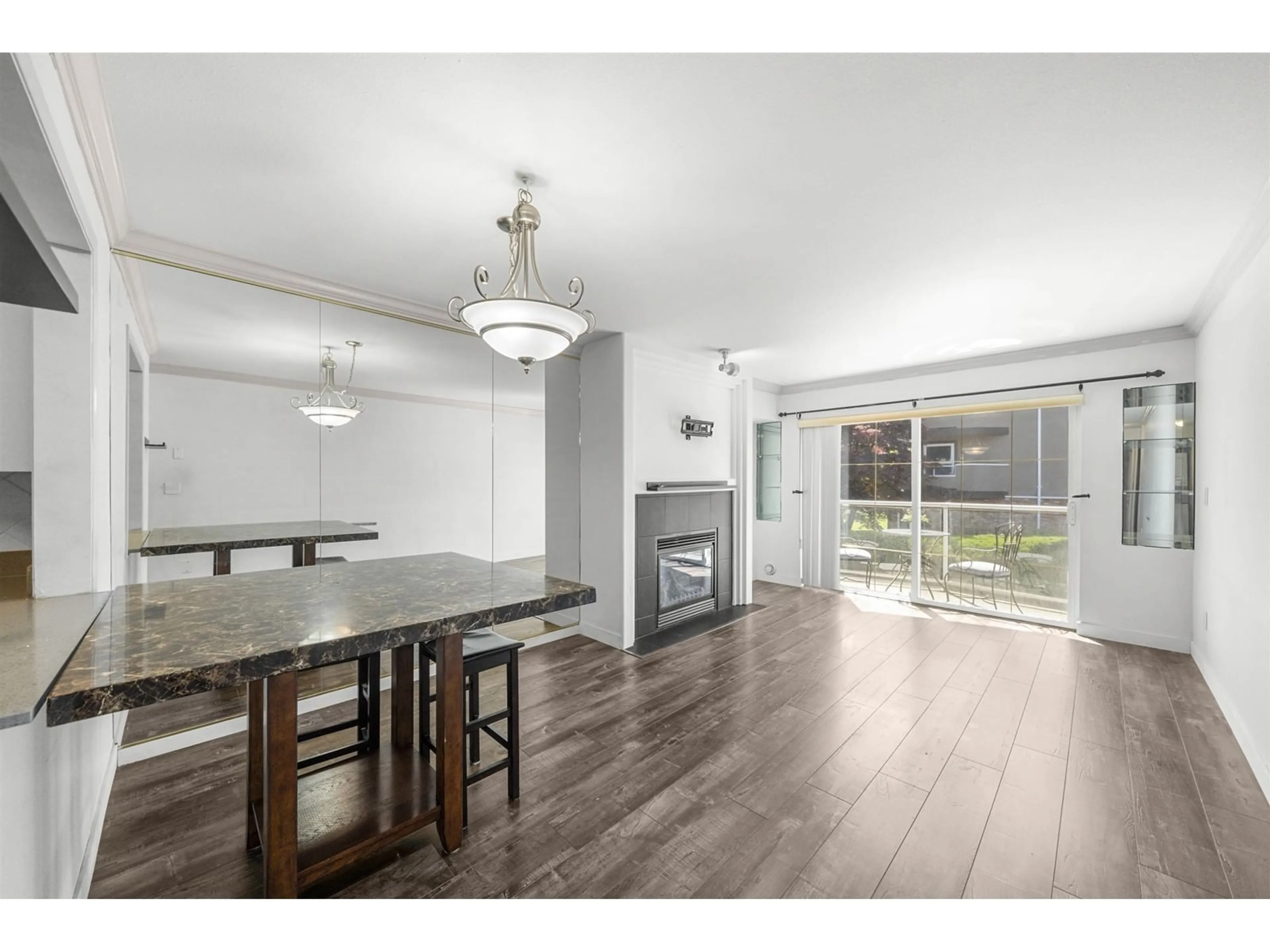 Open concept kitchen, wood/laminate floor for 204 - 2229 152, Surrey British Columbia V4A4P1