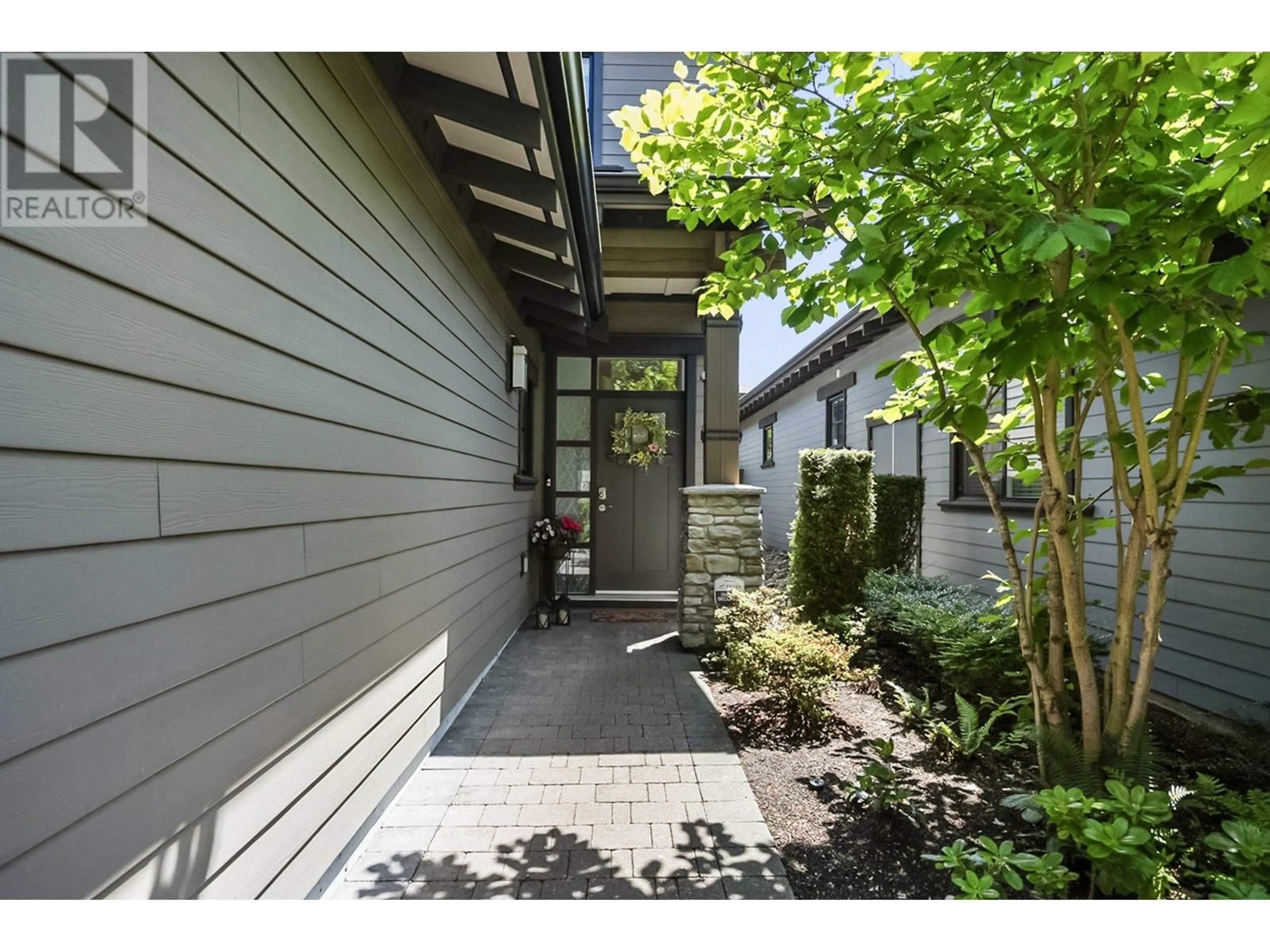 Indoor entryway for 5072 WILLOW SPRINGS AVENUE, Tsawwassen British Columbia V4M0A7