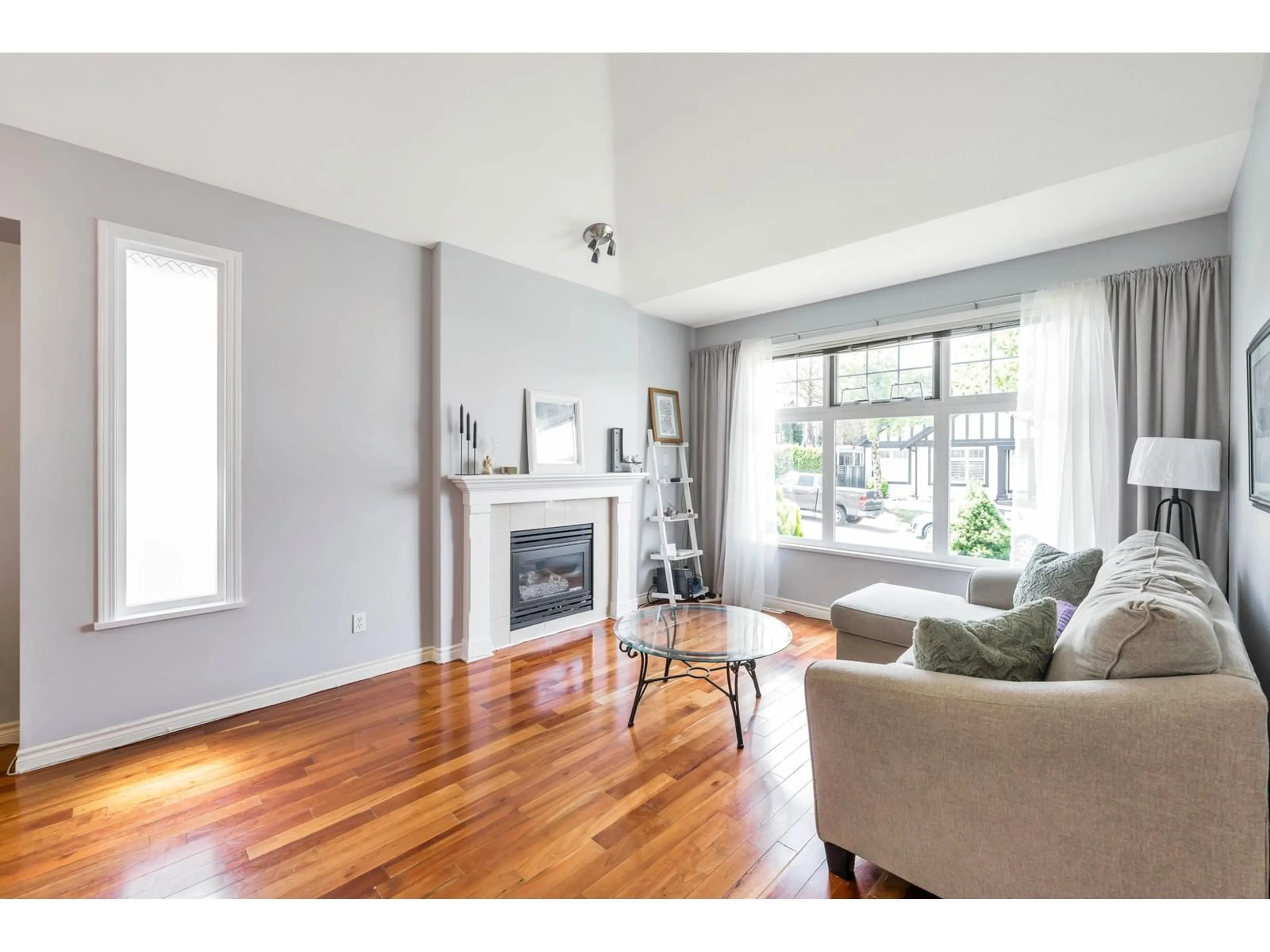 Living room with furniture, wood/laminate floor for 7536 147A, Surrey British Columbia V3S8Y6