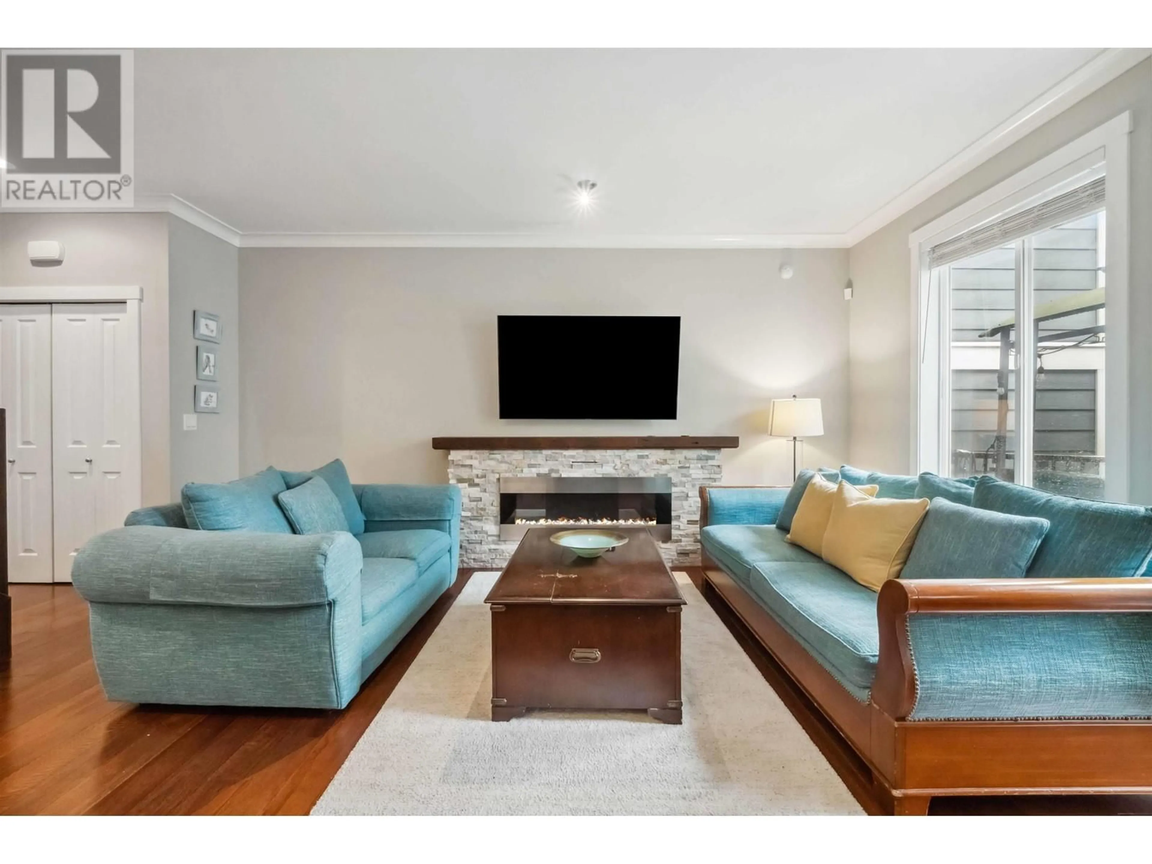 Living room with furniture, wood/laminate floor for 5 - 11384 BURNETT STREET, Maple Ridge British Columbia V2X9E4