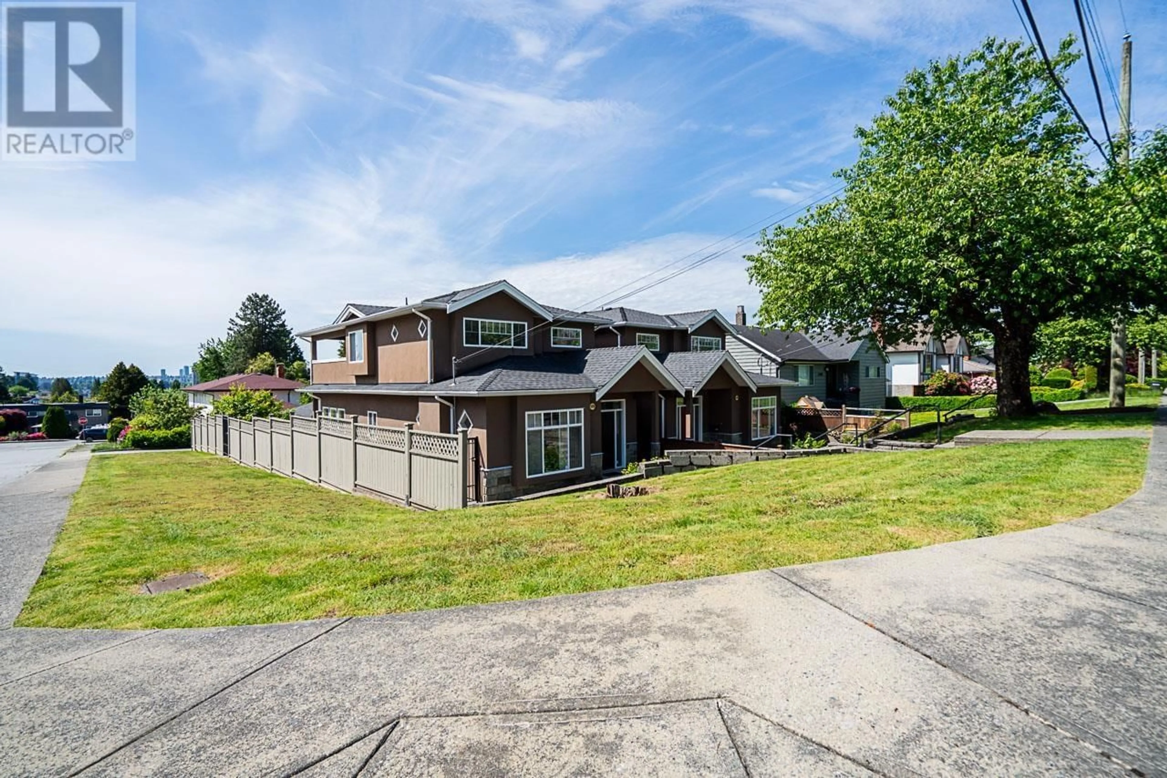 A pic from outside/outdoor area/front of a property/back of a property/a pic from drone, unknown for 5498 VENABLES STREET, Burnaby British Columbia V5B1Y1