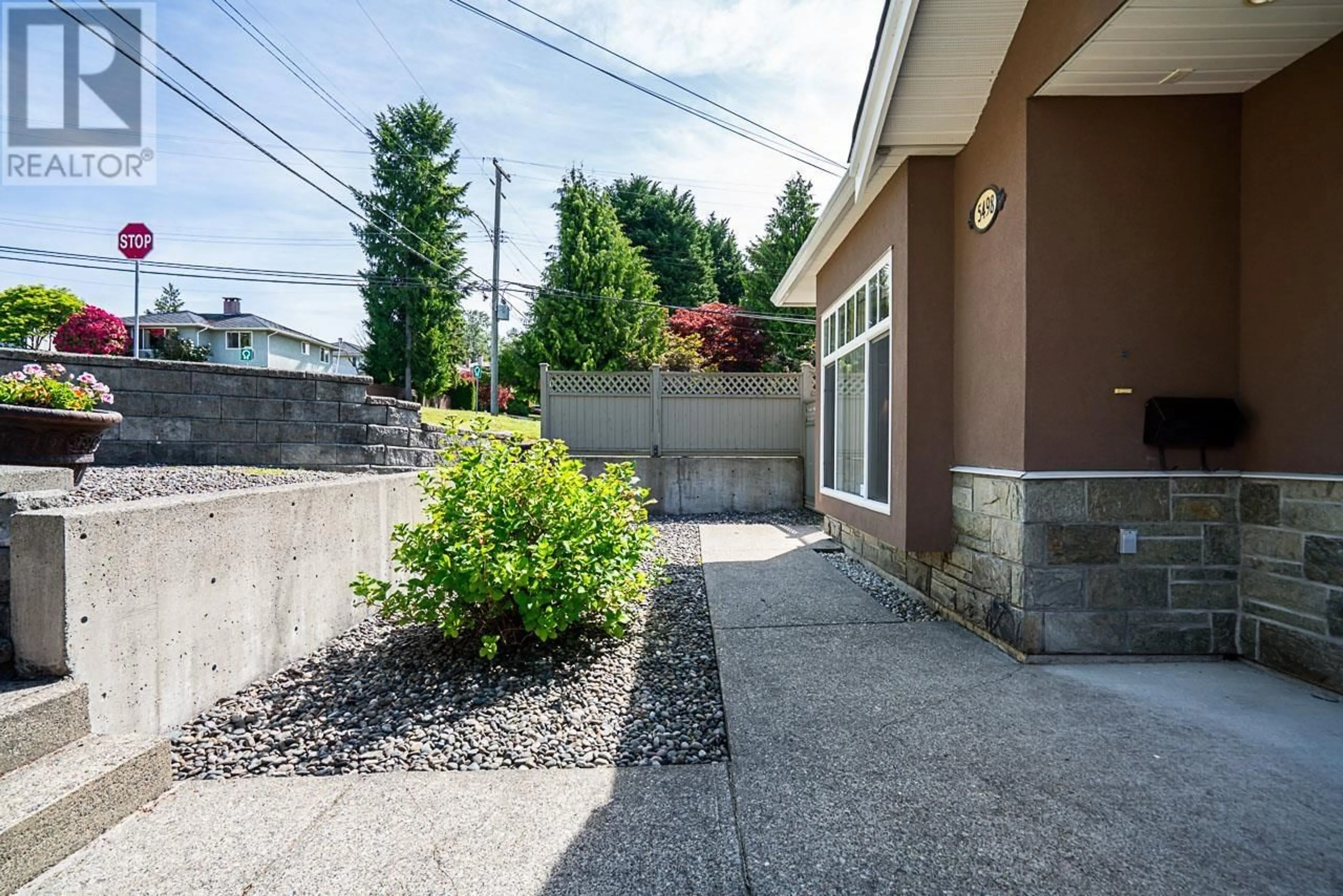 Patio, street for 5498 VENABLES STREET, Burnaby British Columbia V5B1Y1